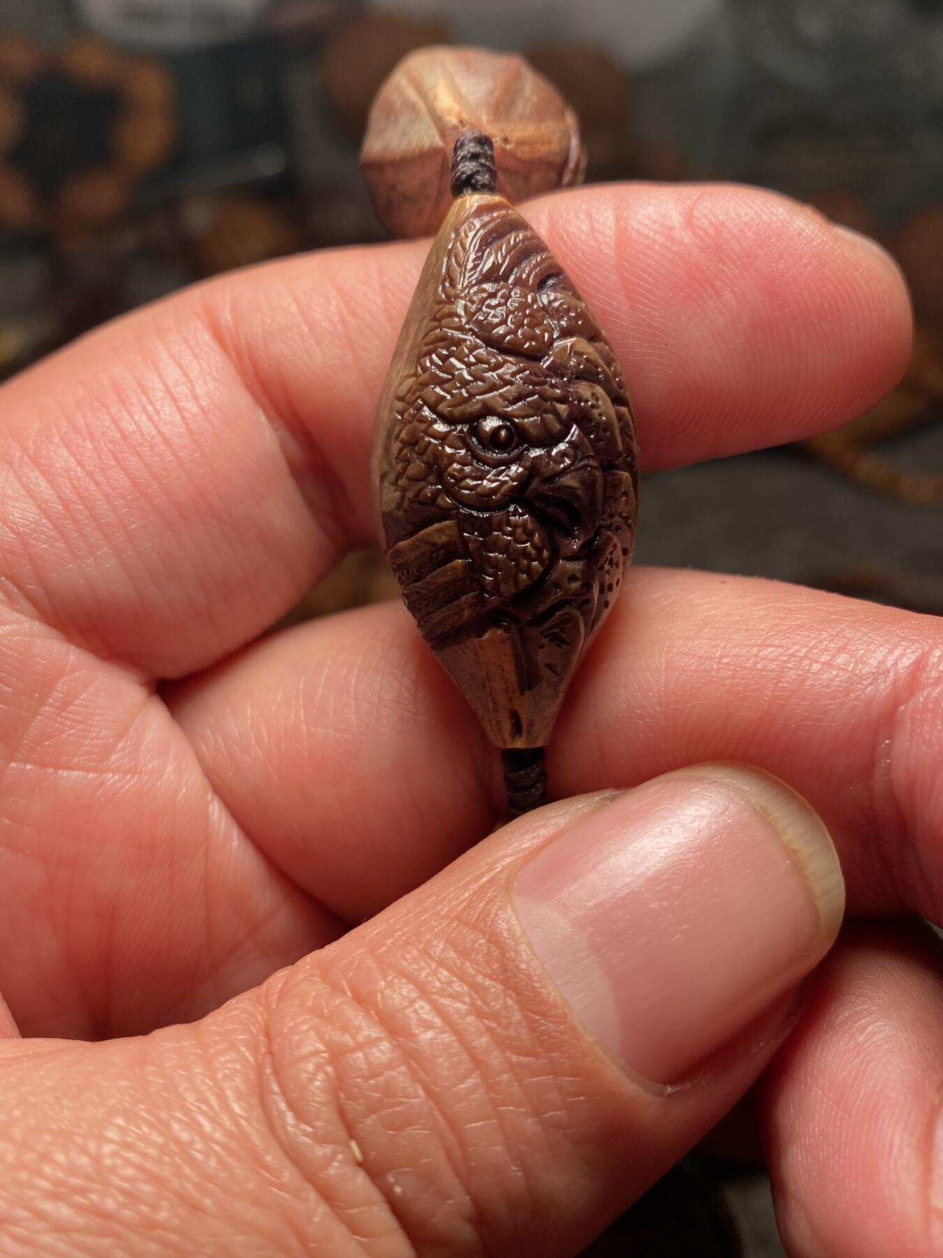 核舟记发源地苏州舟山核雕年末放漏 福利苏工核雕，纯手工雕刻王红秋老师作品，紫核大展鸿图手串，个性十足，等待有缘人，市场无同款，尺寸1。65x3.45喜欢的来