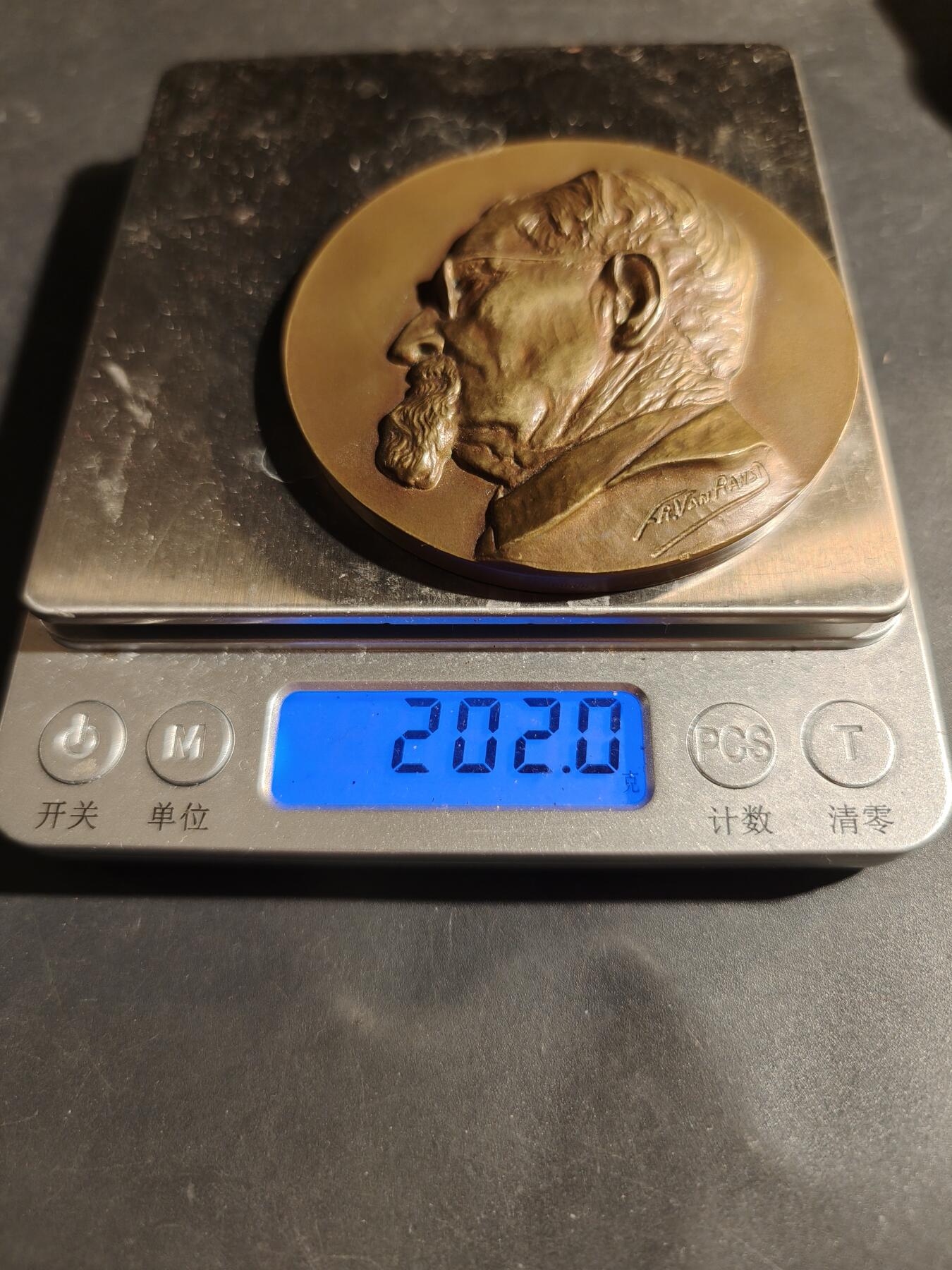 老王徽章第180期 比利时保罗·富尔马里耶教授90岁生日大铜章     原盒     高浮雕      直径69mm     重量202g