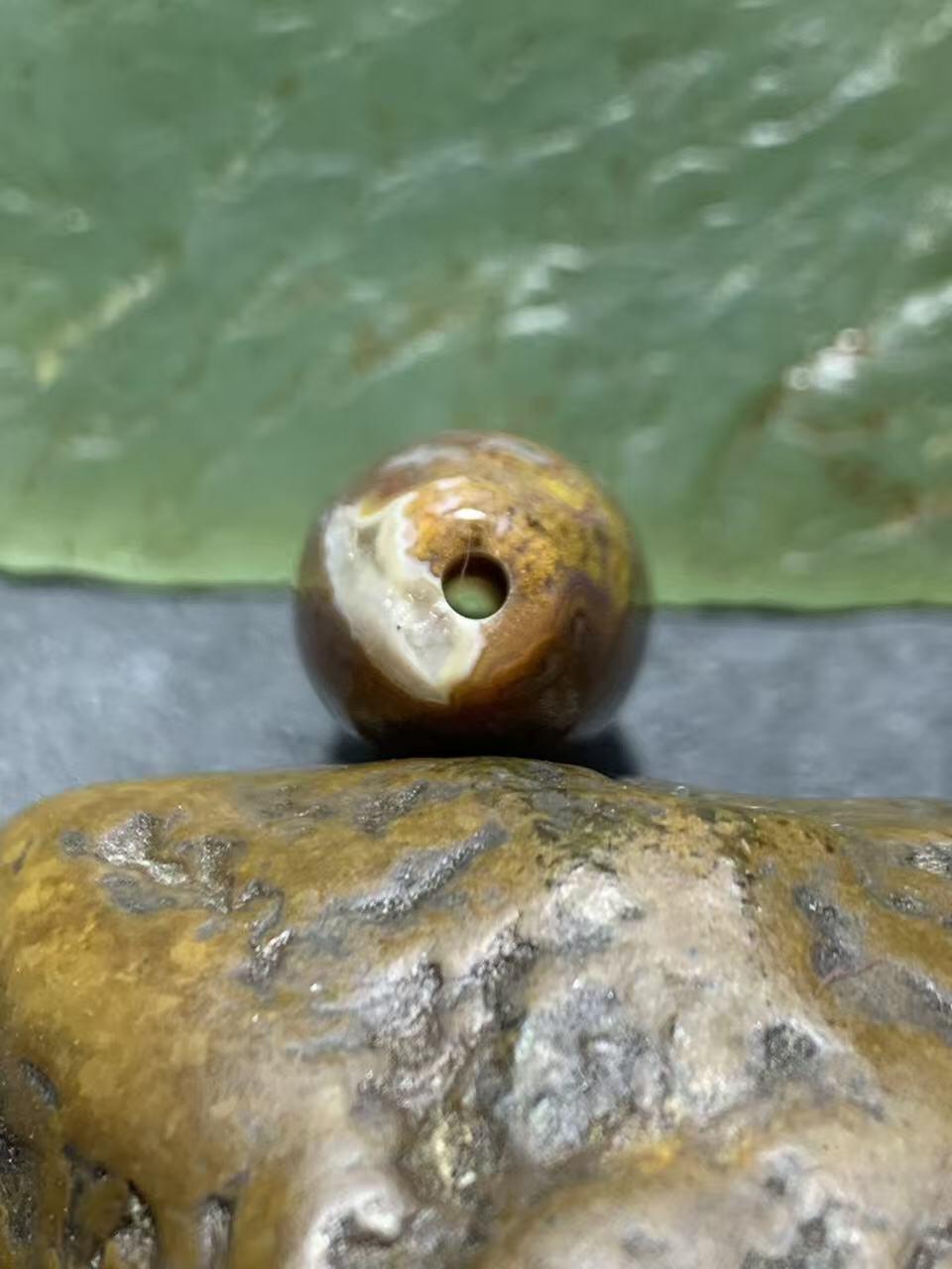 精美冰飘草花纹战国红玛瑙天珠形桶珠一个