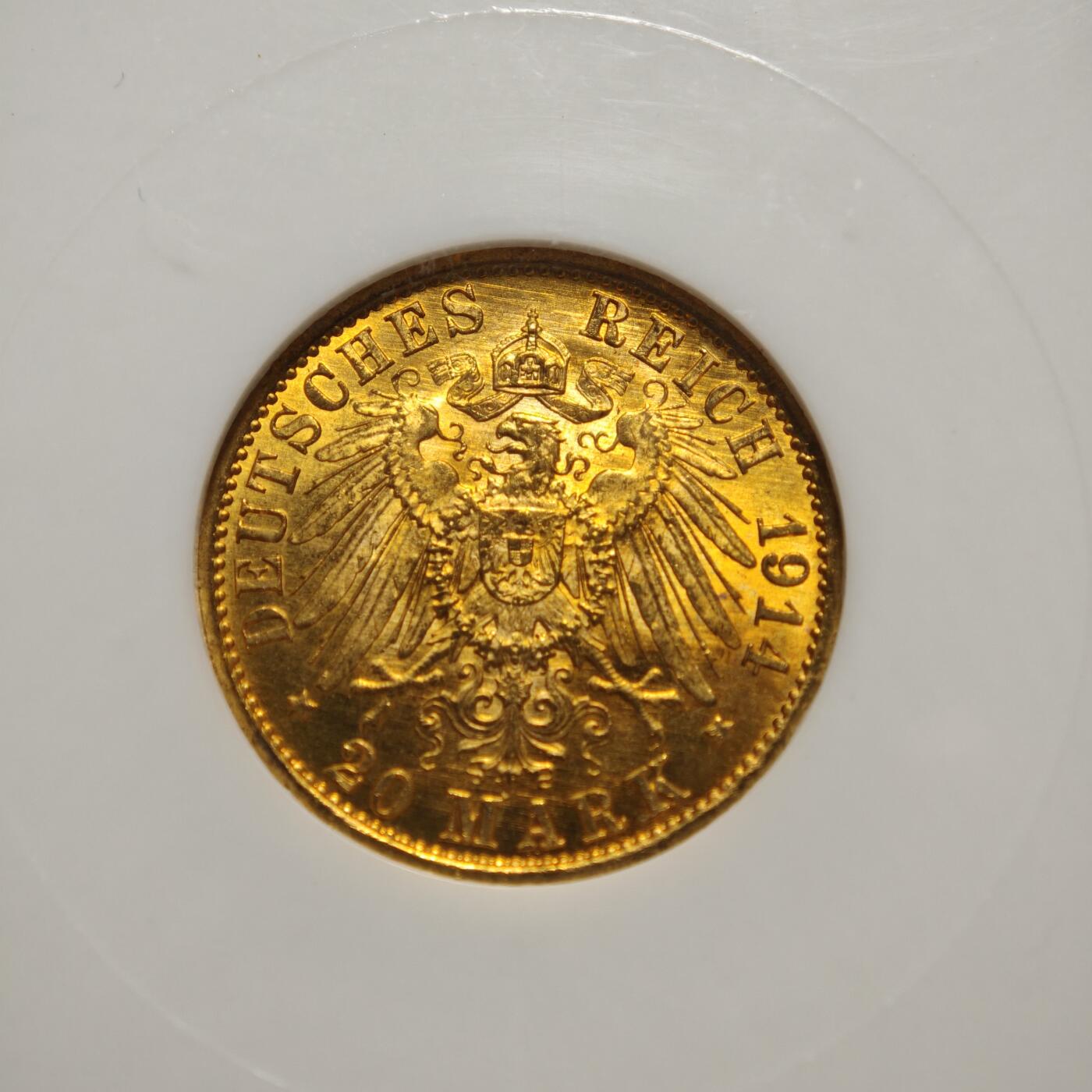 【德藏】世界币章拍卖第164期（拍品征集中~欢迎藏友联系） 1914年 德国普鲁士威廉二世军装A版20马克金币，流通金币，重量：7.965克，含金量：90%，NGC MS63 这是德国普鲁士一战前发行的最后一款流通金币，军装版，设计精美，图案细腻，热门品种，顶级品相。NGC老白盒，早期低评