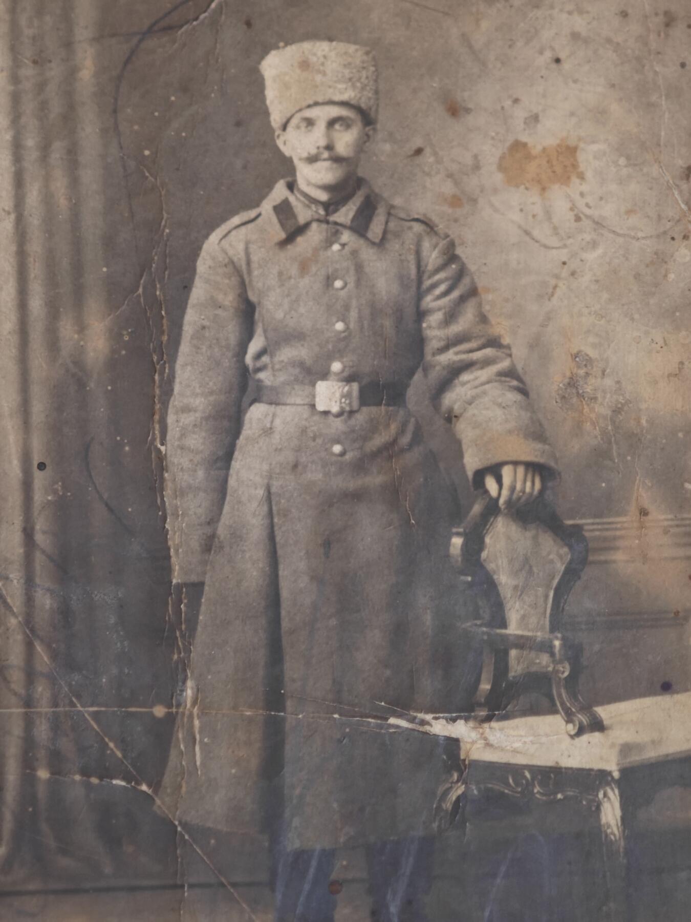 橙子收藏(照片专场)第三期 这是一张19世纪末至20世纪初（沙俄晚期，约1900-1917年）拍摄的沙俄军人肖像卡，属于日俄战争或一战时期的影像遗存。