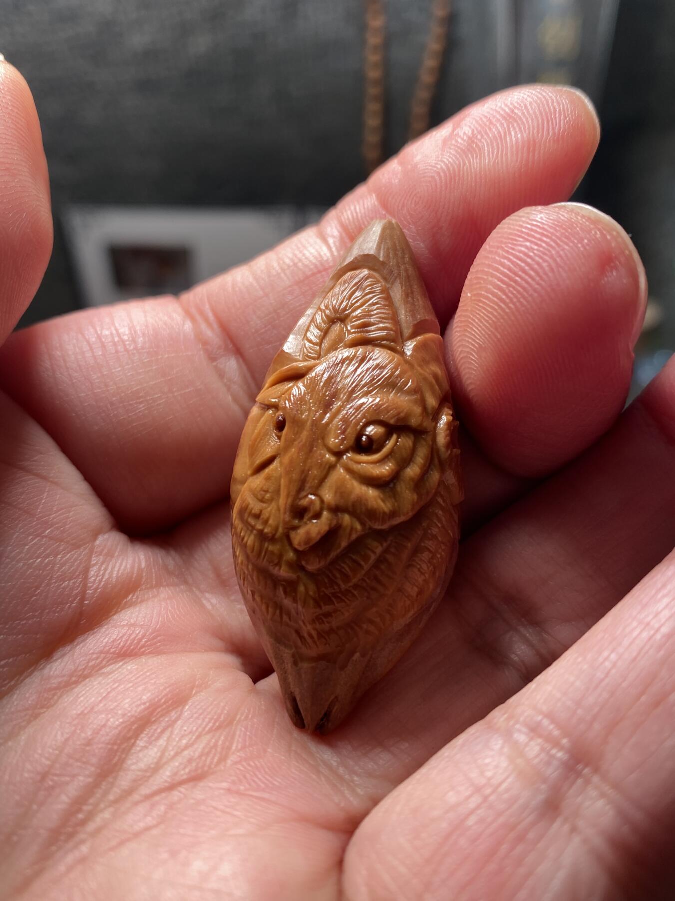 核舟记发源地苏州舟山核雕年末放漏 福利苏工核雕，纯手工雕刻,喜气洋洋，个性十足，等待有缘人，市场无同款，尺寸2。1x4.6喜欢的来