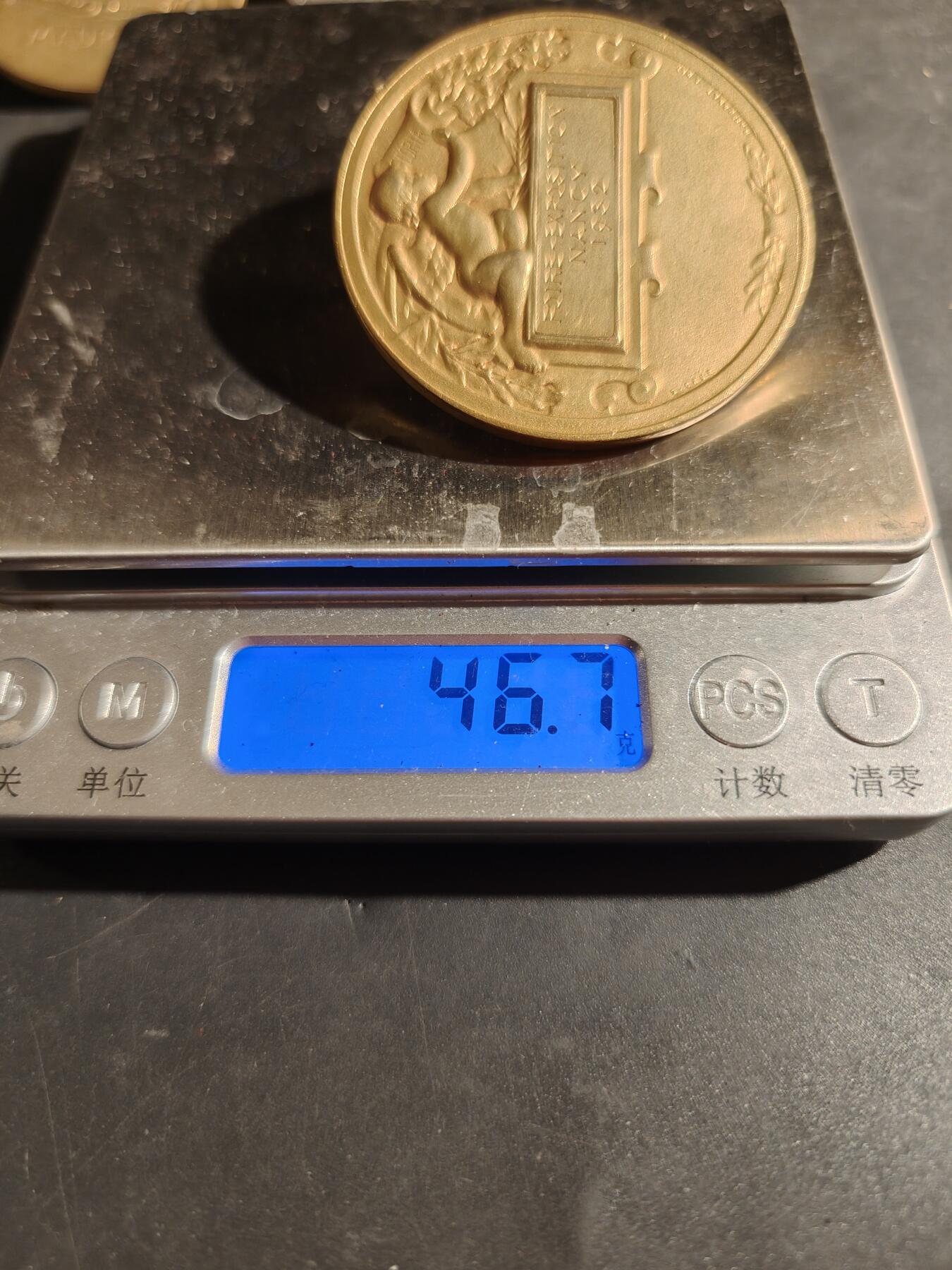 老王徽章第180期 法国南锡1932年博览会镀金大铜章    单面    直径50mm    重量46.7g