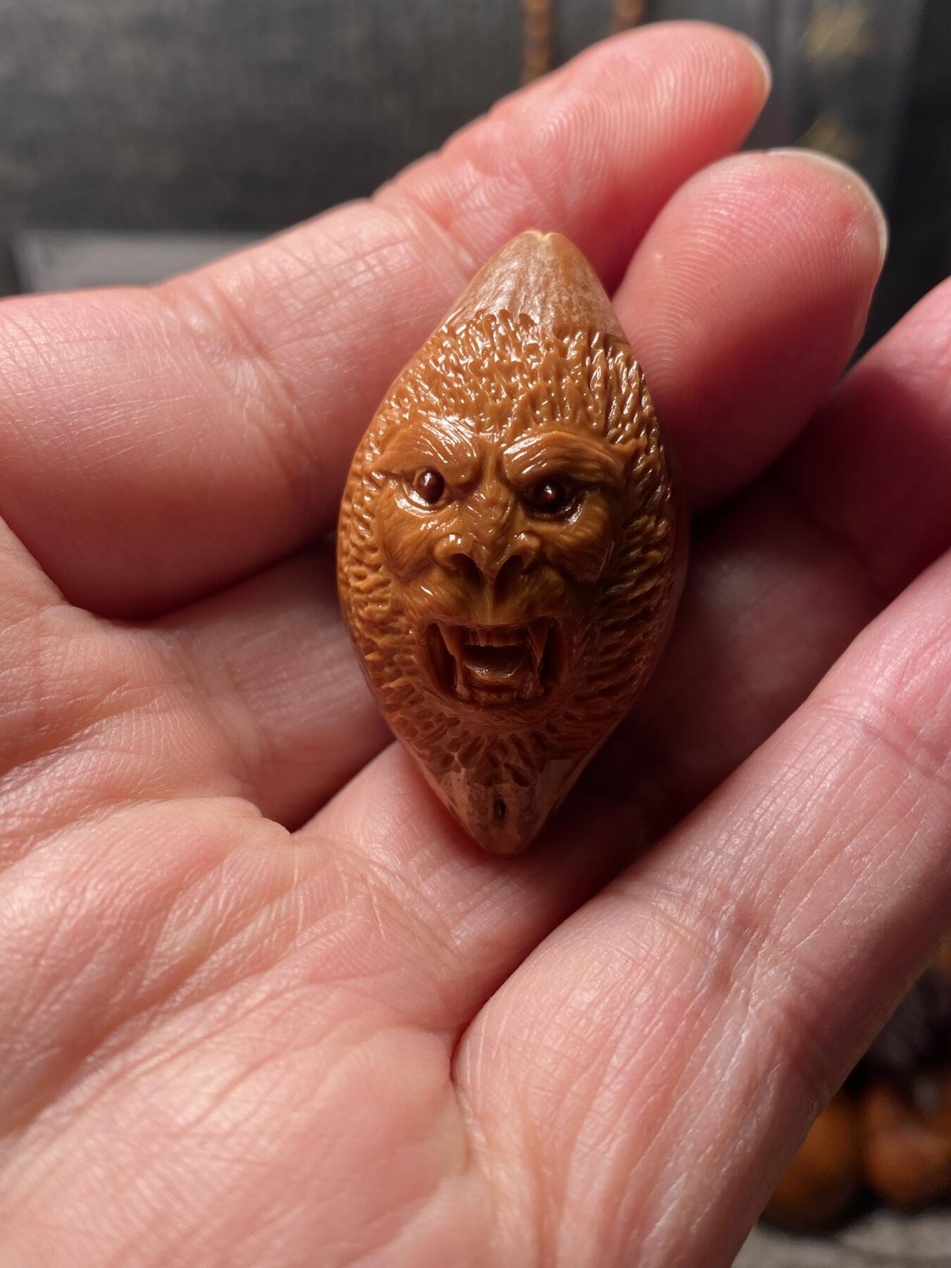 核舟记发源地苏州舟山核雕年末放漏 福利苏工核雕，纯手工雕刻齐天大圣，个性十足，等待有缘人，市场无同款，尺寸2。35x4.1喜欢的来