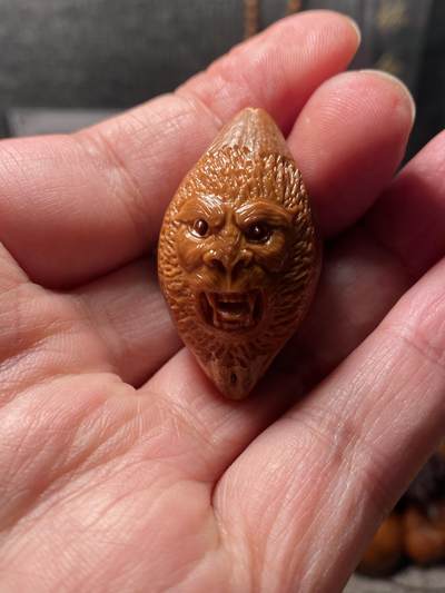 核舟记发源地苏州舟山核雕年末放漏 - 福利苏工核雕，纯手工雕刻齐天大圣，个性十足，等待有缘人，市场无同款，尺寸2。35x4.1喜欢的来