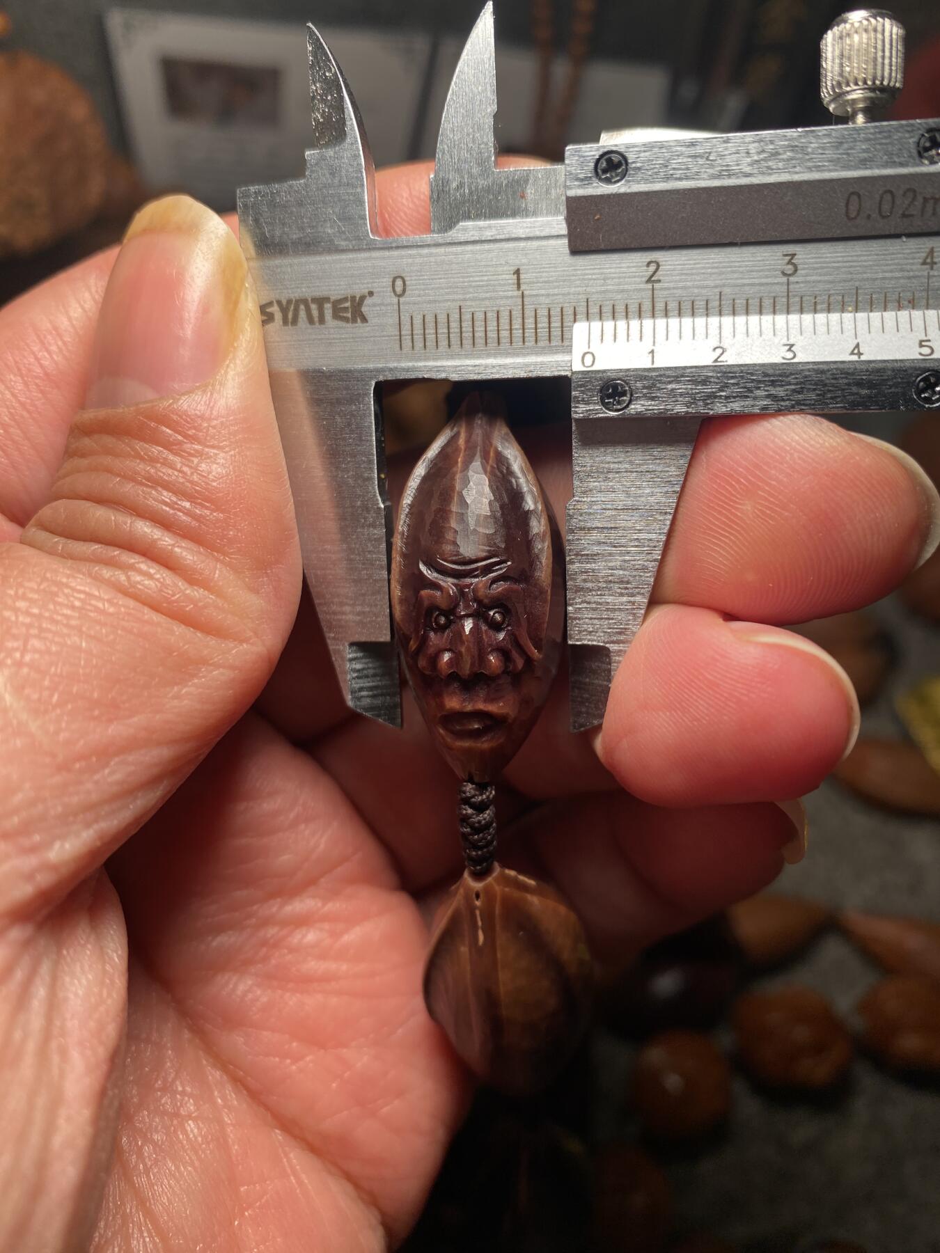 核舟记发源地苏州舟山核雕年末放漏 福利苏工核雕，纯手工雕刻王红秋老师作品，紫核大头十八罗汉，个性十足，等待有缘人，市场无同款，尺寸1。5x3.35喜欢的来