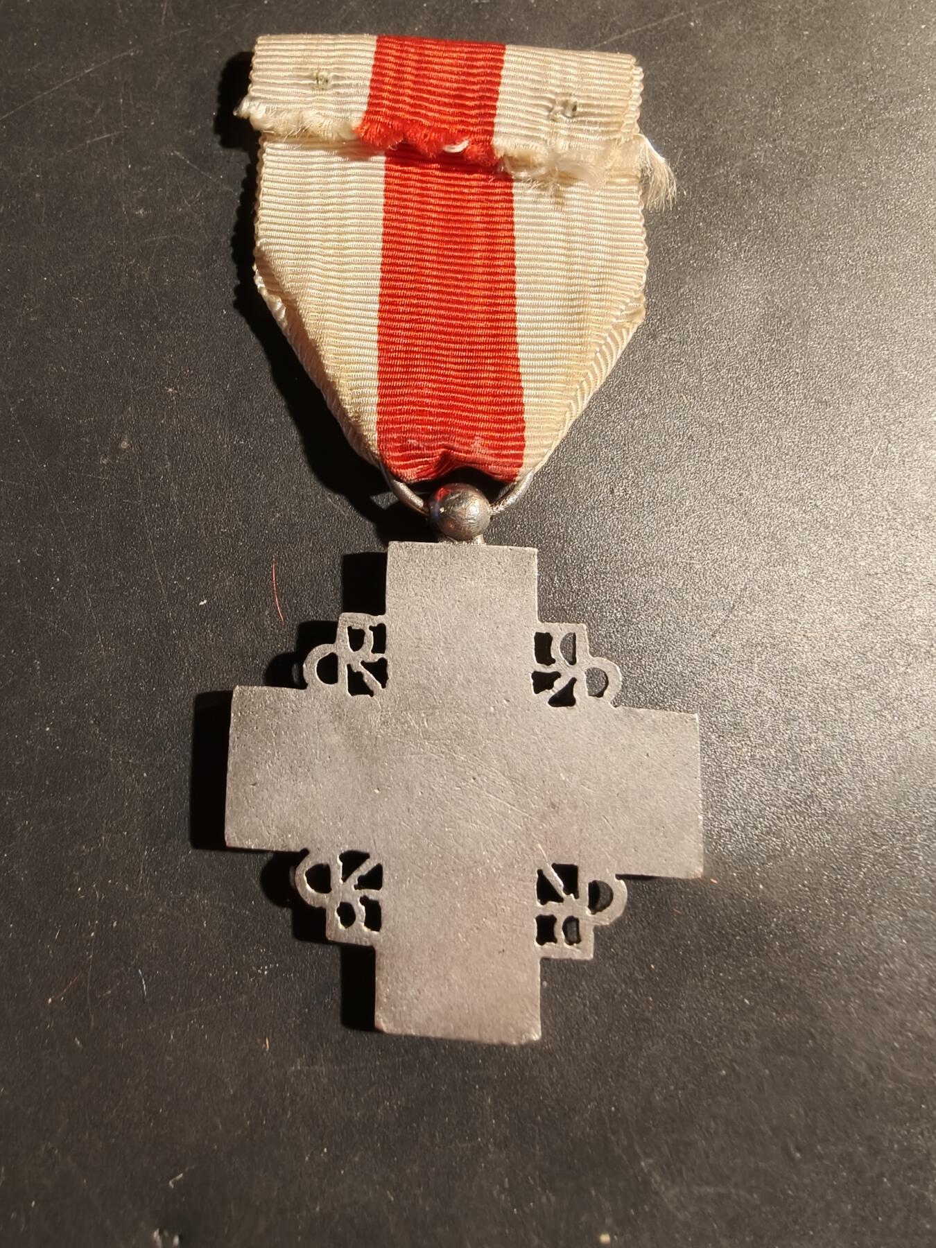 老王徽章第180期 法国银级红十字会奖章    带盒子