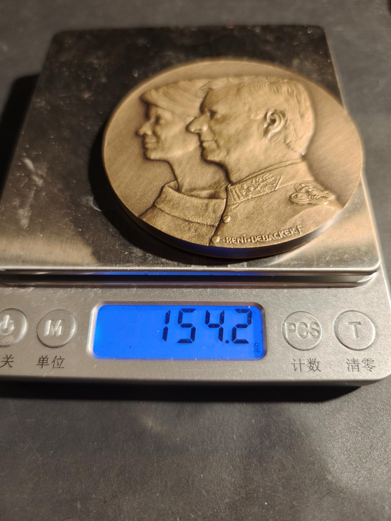 老王徽章第180期 比利时菲利普国王与玛蒂尔达王后婚礼大铜章     原盒     直径70mm      重量154.2g