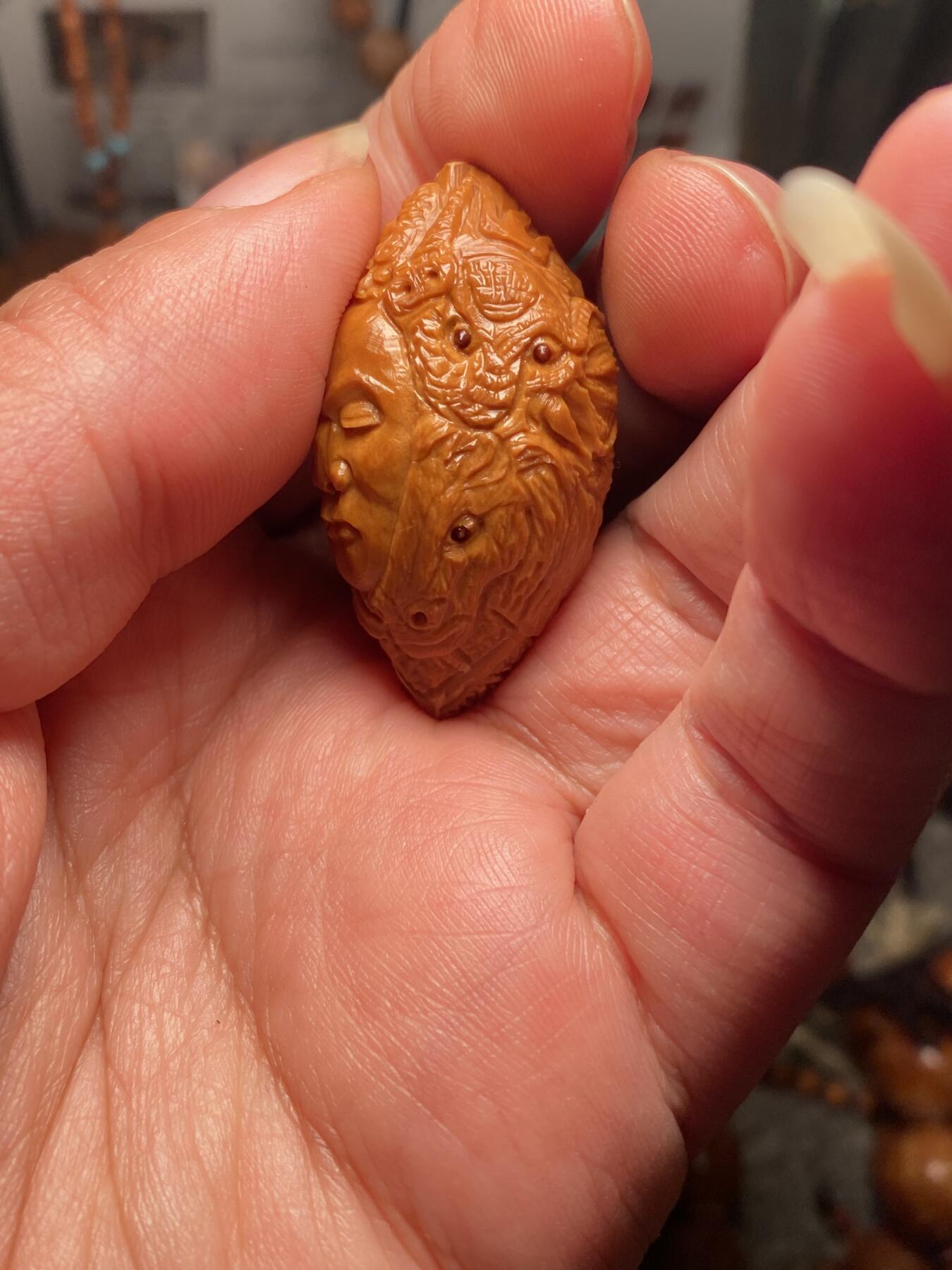 核舟记发源地苏州舟山核雕年末放漏 福利苏工核雕，纯手工雕刻,大话西游，个性十足，等待有缘人，市场无同款，尺寸2。35x4。15喜欢的来