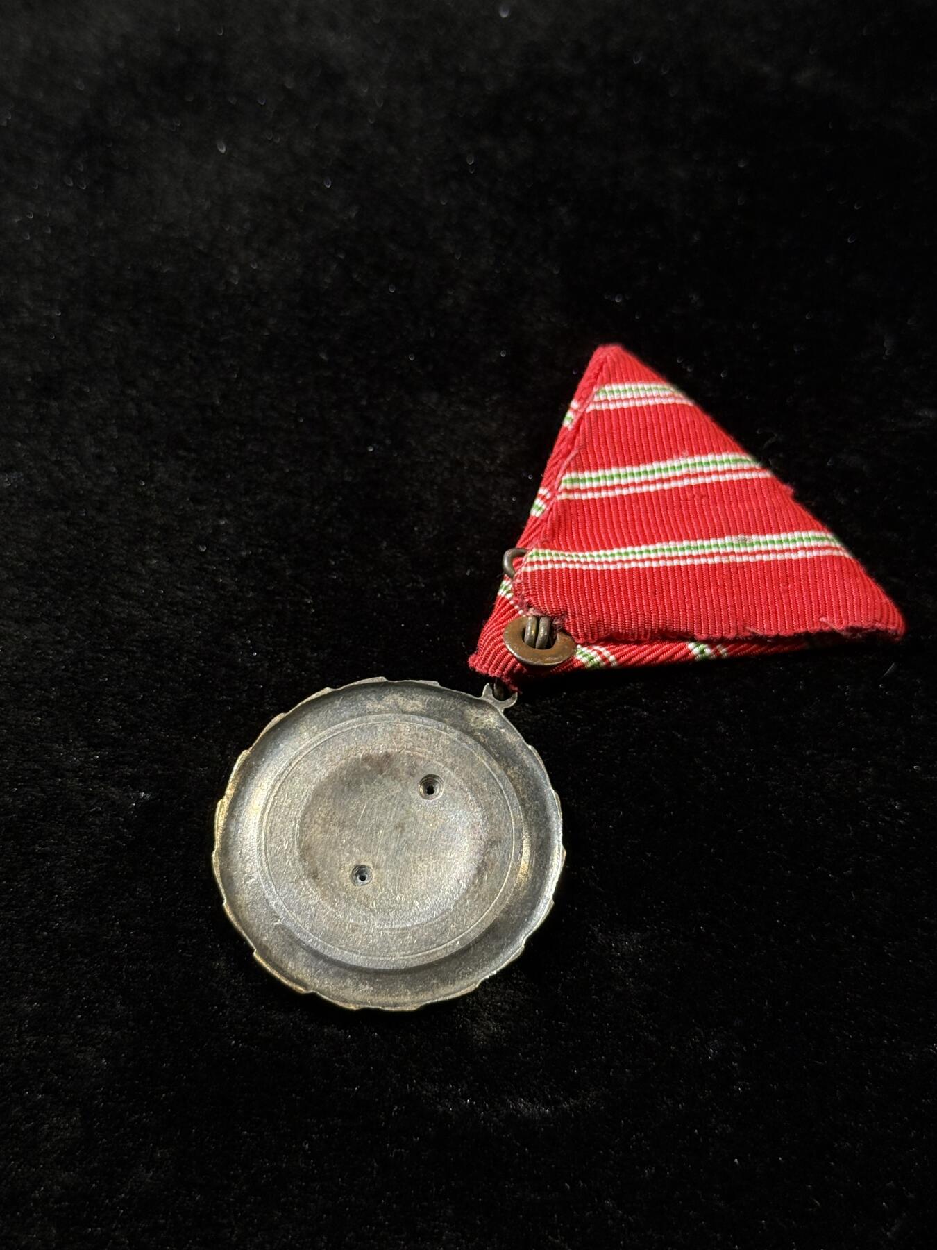 欢庆春节！戎马世界章牌大赏第111期春节大拍 匈牙利劳动奖章，铜制镀银，此版本使用时期1954～1964年