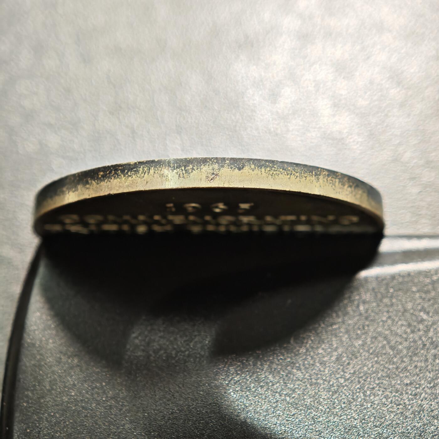 【德藏】世界币章拍卖第164期（拍品征集中~欢迎藏友联系） 1965年 英国纪念日本东京博览会银章 直径约：38.4mm；重约：26.9g 五彩包浆，原盒。正面为一手持三叉戟、一手扶米字盾牌的不列颠尼娅女神坐像，背景有英国议会大厦建筑轮廓；背面是文字“1965 / COMMEMORATING BRITISH EXHIBITION / TOKYO. JAPAN / SILVER（‌1965年英国日本东京博览会纪念银章）”