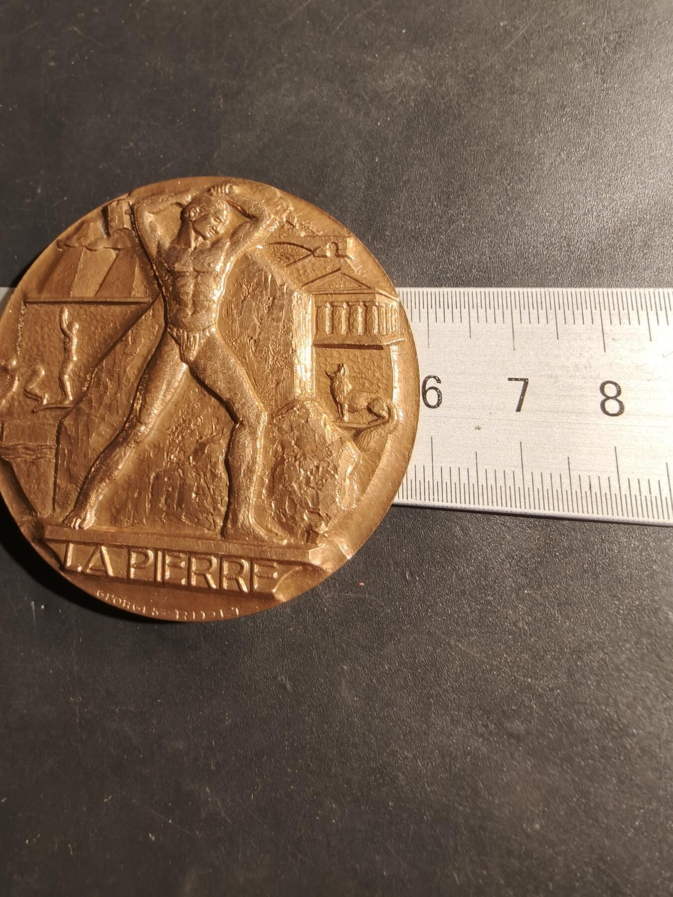 老王徽章第180期 法国建筑业大铜章     原盒     直径58mm    重量100g