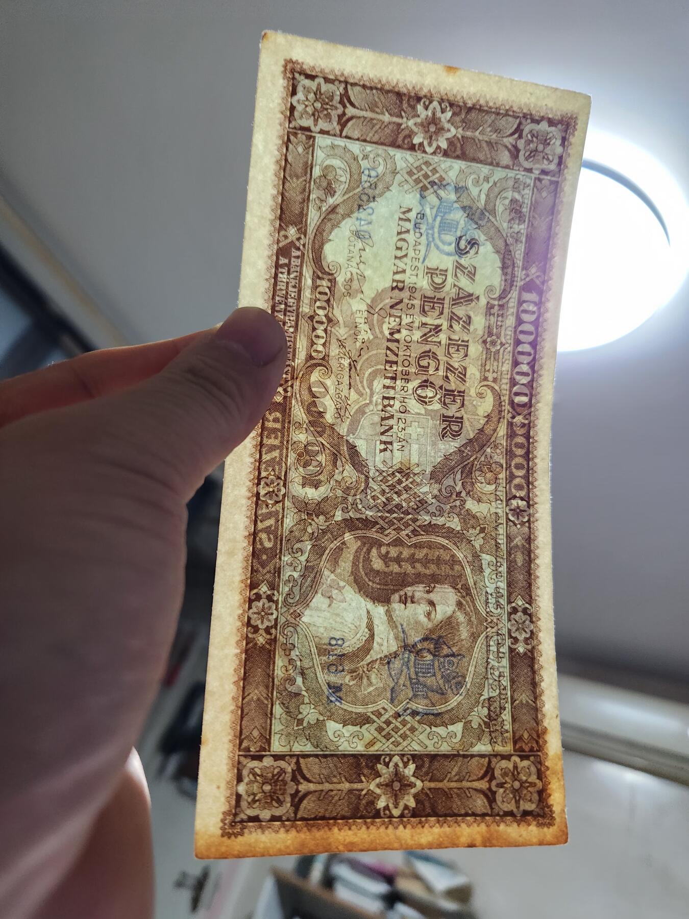 2月6号晚上8点 外国纸币自动截拍第19场 匈牙利1945年100000潘戈纸币 极美品有黄斑