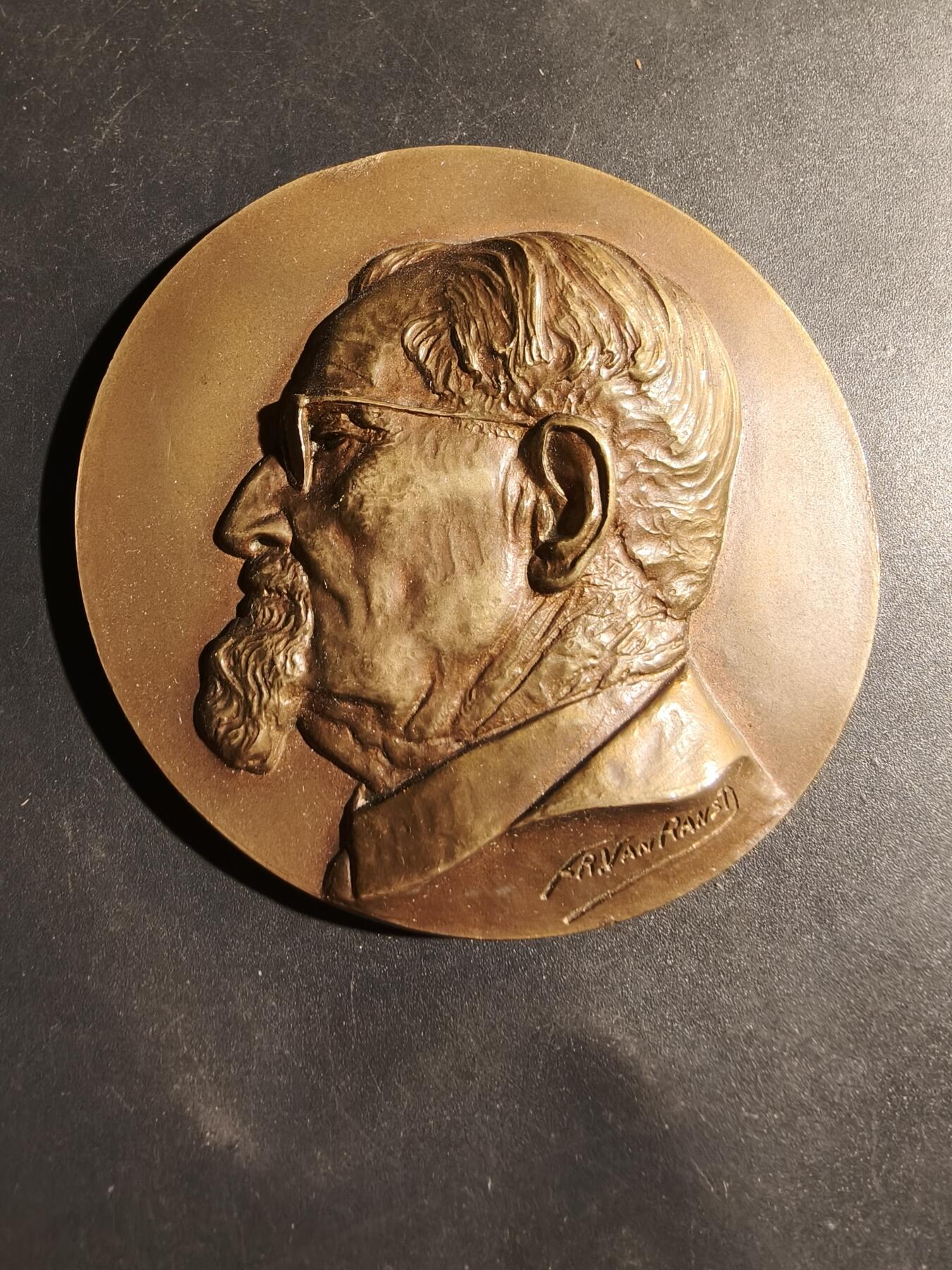 老王徽章第180期 比利时保罗·富尔马里耶教授90岁生日大铜章     原盒     高浮雕      直径69mm     重量202g