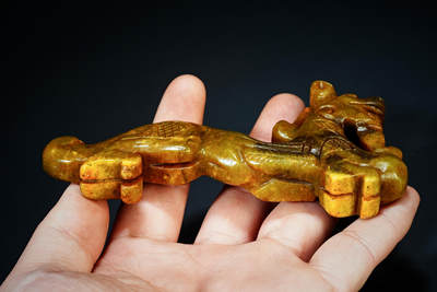 上海都达杂项专场四十七【全场包邮】  古玉玉龙抱珠90-64