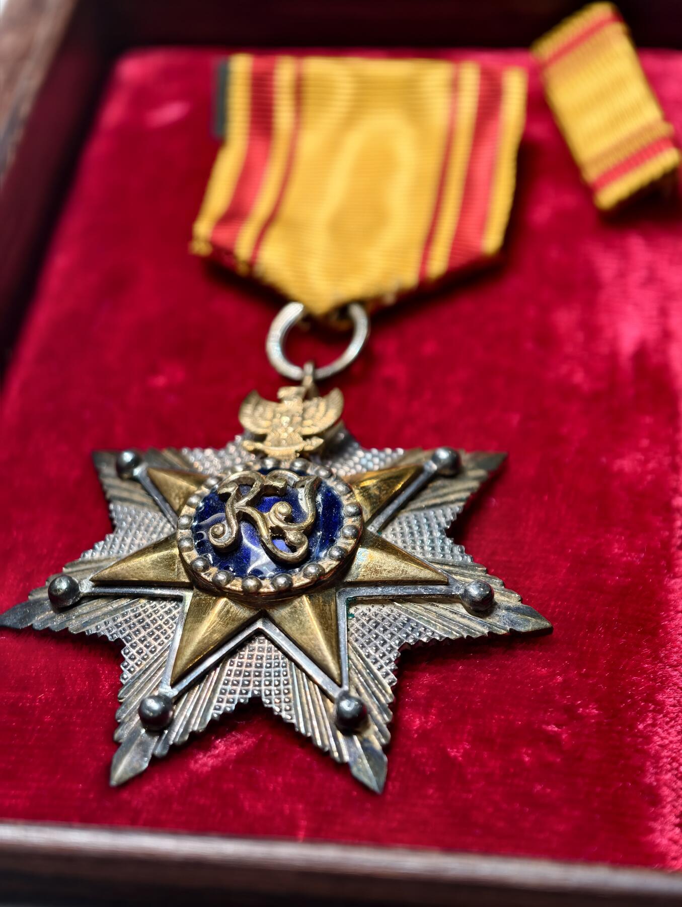 2026年2月8日拍卖 日本外交官印尼之星三等勋章勋记一套（印尼总统苏加诺亲签）