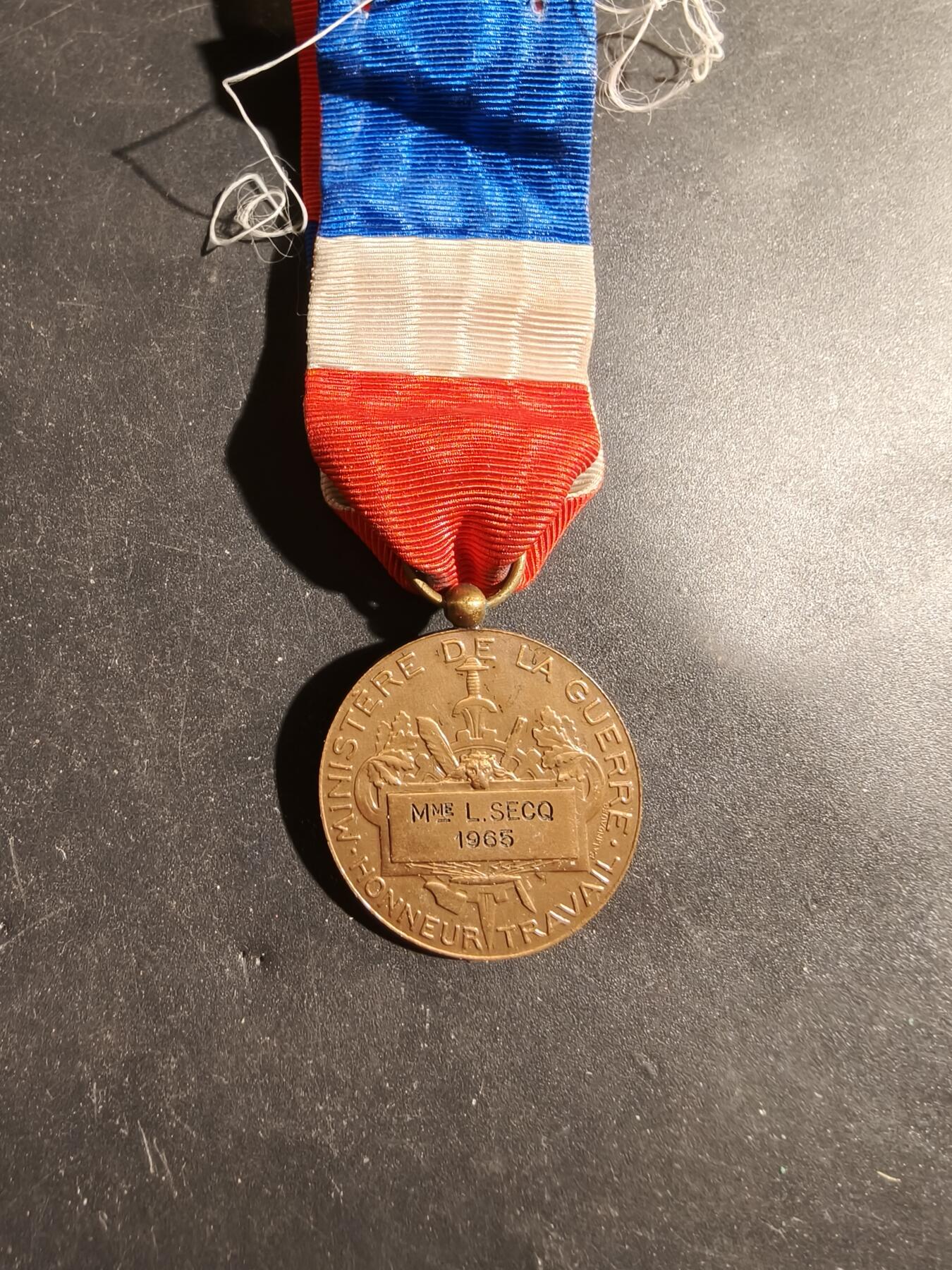 老王徽章第180期 法国战争部铜级劳工奖章   1965实发