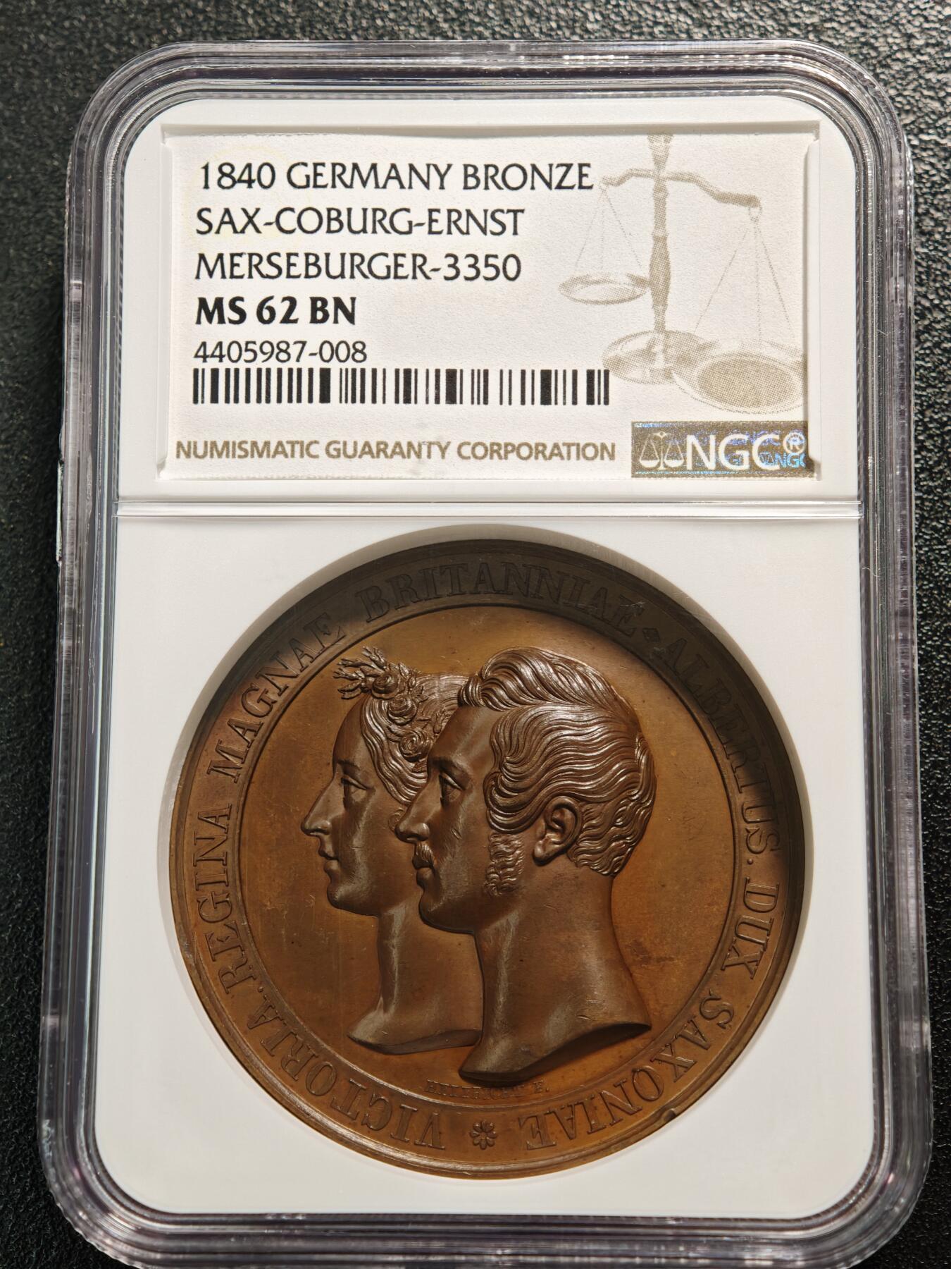 【德藏】世界币章拍卖第164期（拍品征集中~欢迎藏友联系） 1840年 德国纪念维多利亚女王和阿尔伯特亲王结婚高浮雕纪念铜章 NGC MS62BN 正面是维多利亚女王和阿尔伯特亲王左侧面双人肖像，背面是两位新人坐在雕刻精美华丽两轮车上，爱神用玫瑰花链牵引着两轮车缓缓前行，两位小天使在空中手持花环向两位新人头上戴。铜质厚重，高浮雕工艺，巧克力包浆，品相几乎全新，保存状态极佳，稀少品种