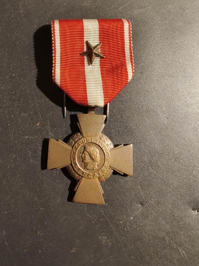 老王徽章第180期 - 法国海外行动版战斗十字奖章    1颗铜星勋饰