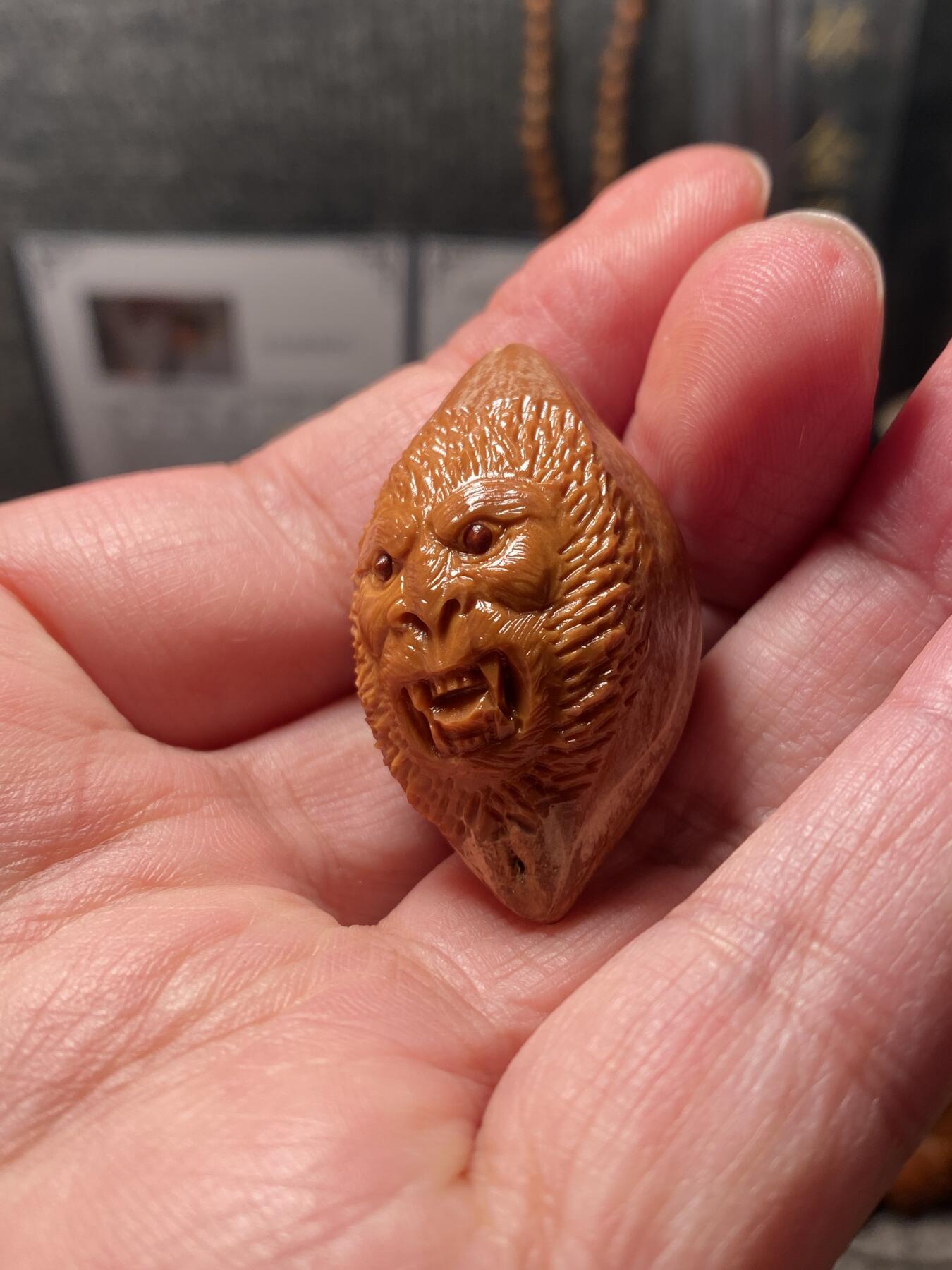 核舟记发源地苏州舟山核雕年末放漏 福利苏工核雕，纯手工雕刻齐天大圣，个性十足，等待有缘人，市场无同款，尺寸2。35x4.1喜欢的来