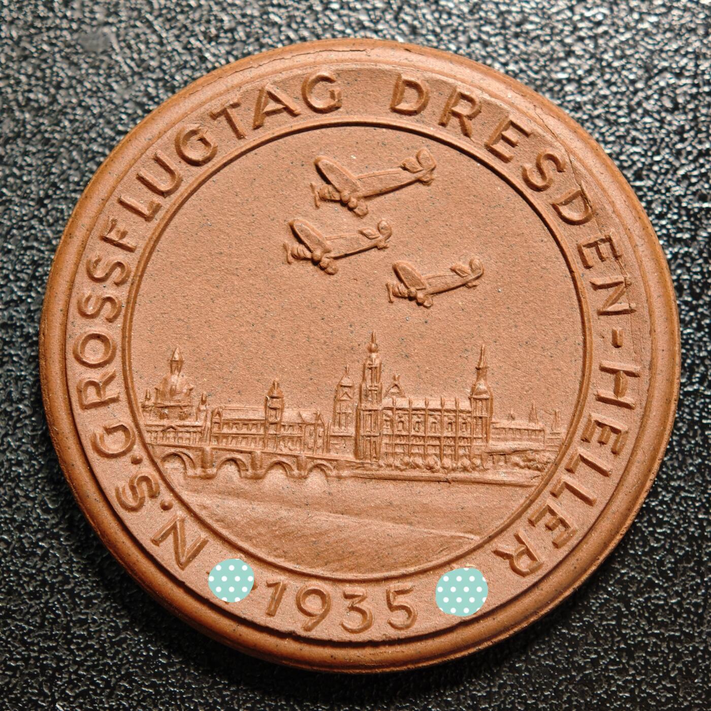【德藏】世界币章拍卖第164期（拍品征集中~欢迎藏友联系） 1935年 德国民族社会主义工人党德累斯顿帝国空军救援军演纪念陶瓷章 R稀少品种 发行量仅200枚以内！直径约：36.8mm；重约：7.9g (原图请联系客服)