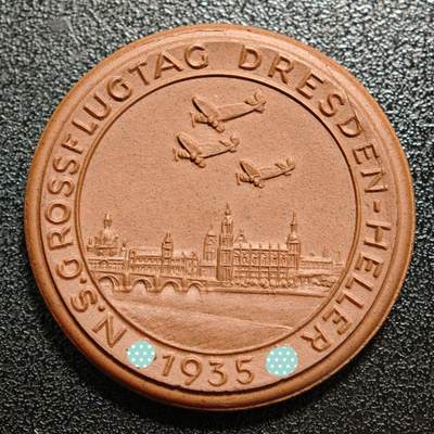 【德藏】世界币章拍卖第164期（拍品征集中~欢迎藏友联系） - 1935年 德国民族社会主义工人党德累斯顿帝国空军救援军演纪念陶瓷章 R稀少品种 发行量仅200枚以内！直径约：36.8mm；重约：7.9g (原图请联系客服)
