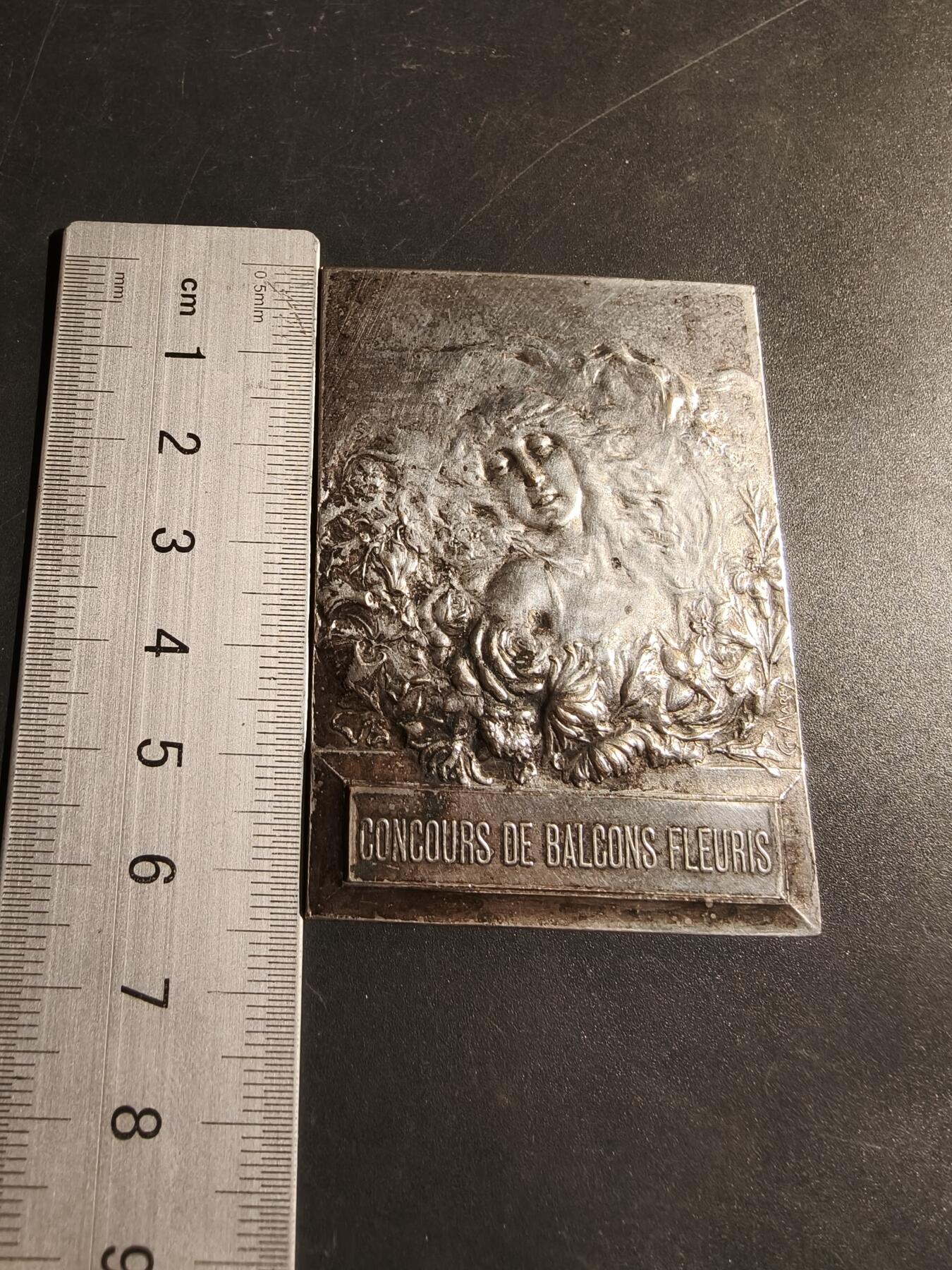 老王徽章第180期 法国窗台花卉竞赛方形镀银大铜章     带盒子    尺寸46×64mm    重量67.3g     G.Marey作品