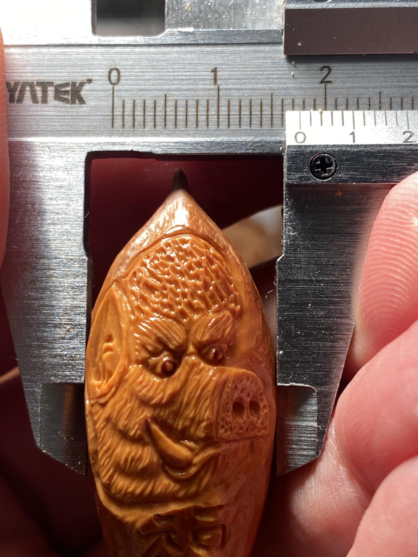 核舟记发源地苏州舟山核雕年末放漏 福利苏工核雕，纯手工雕刻二花福小猪，个性十足，等待有缘人，市场无同款，尺寸1。75x4.6喜欢的来