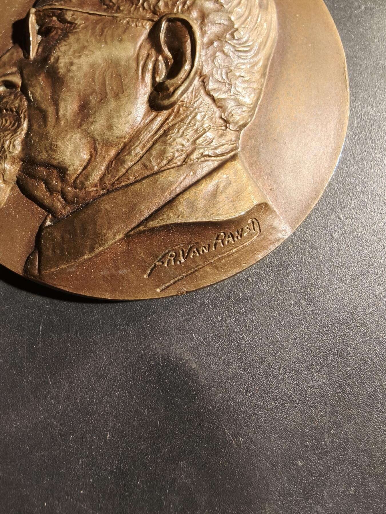 老王徽章第180期 比利时保罗·富尔马里耶教授90岁生日大铜章     原盒     高浮雕      直径69mm     重量202g