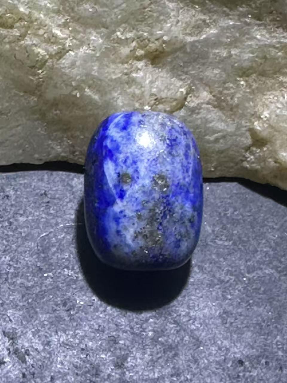 阿富汗老矿青金石随形小桶珠一颗，