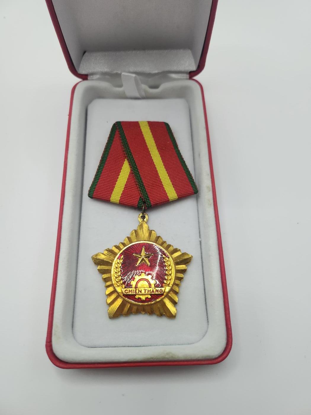 南水社第二次拍卖 越南社会主义共和国三级决胜勋章 06铝制版 稀少，章盒完好，