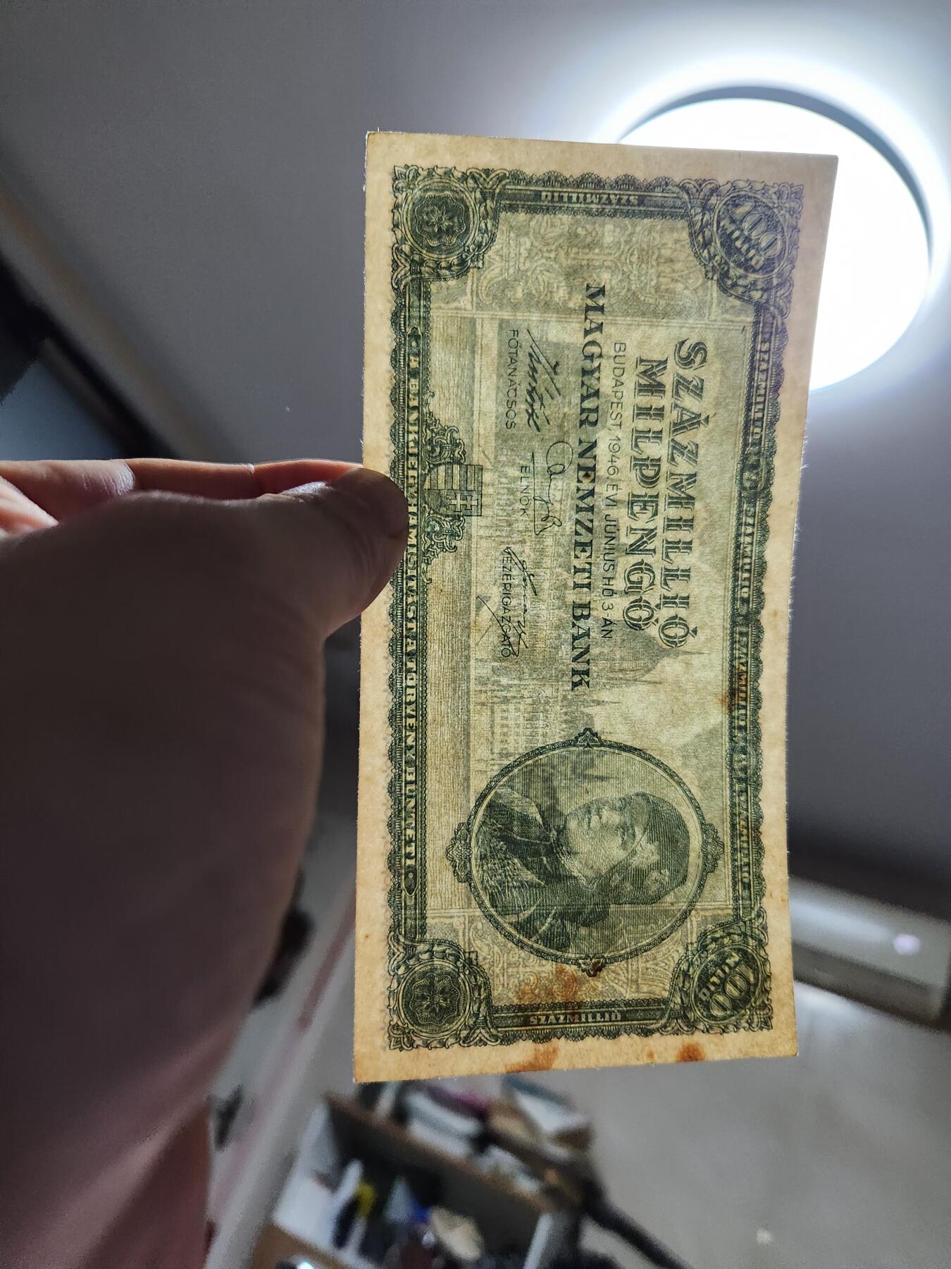 2月6号晚上8点 外国纸币自动截拍第19场 匈牙利1946年100万亿彭戈纸币 极美品有黄