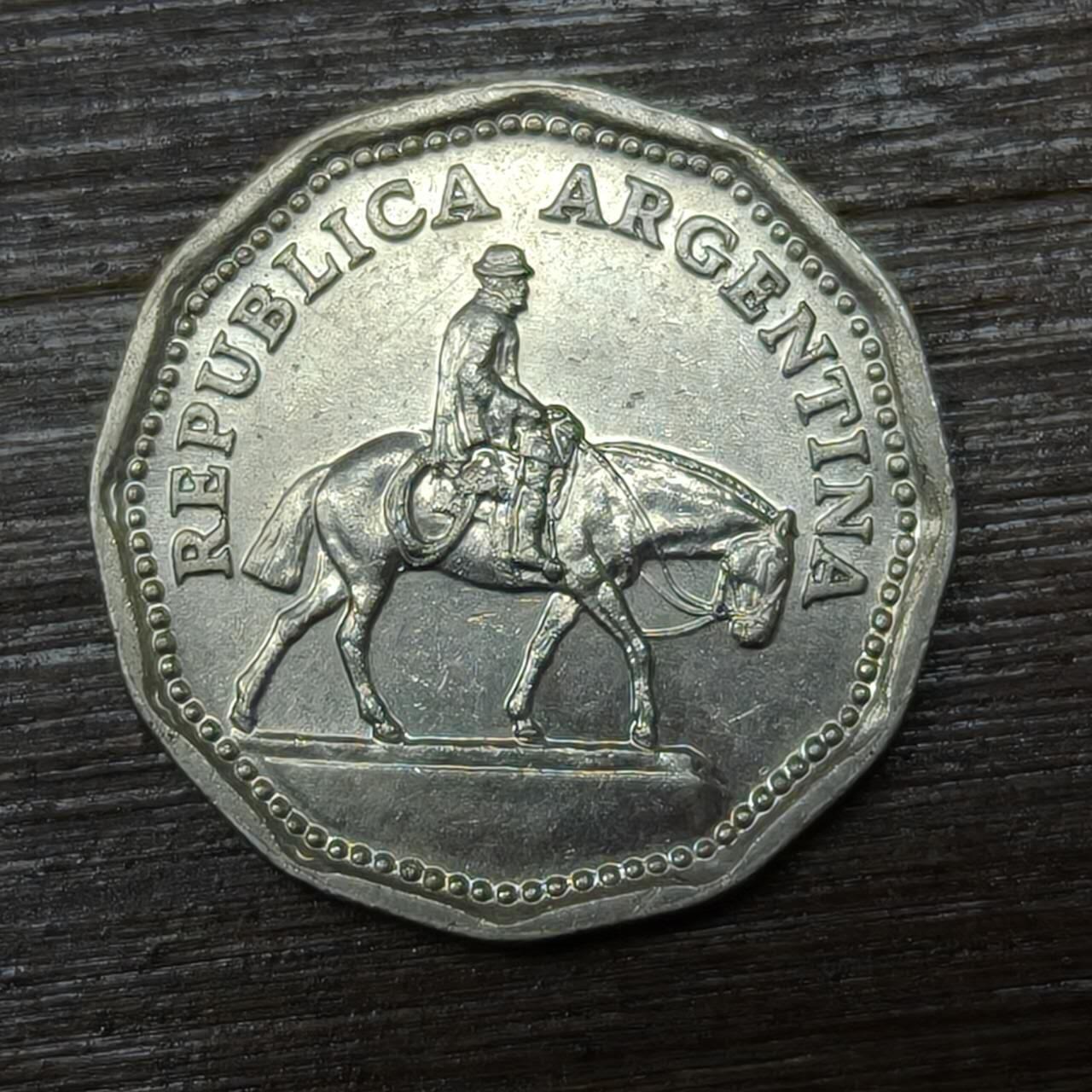 【铜匠收藏】★第146★散币专场 不寄存，30包邮。不满30元，支付5元运费。《接受代拍 代送NGC评级》 91【无寄存】阿根廷1963年10比索 南美牛仔 十二边形 镀镍钢币