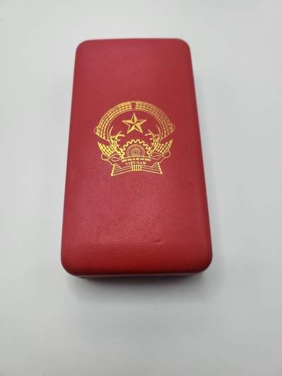 南水社第二次拍卖 越南社会主义共和国三级决胜勋章 06铝制版 稀少，章盒完好，