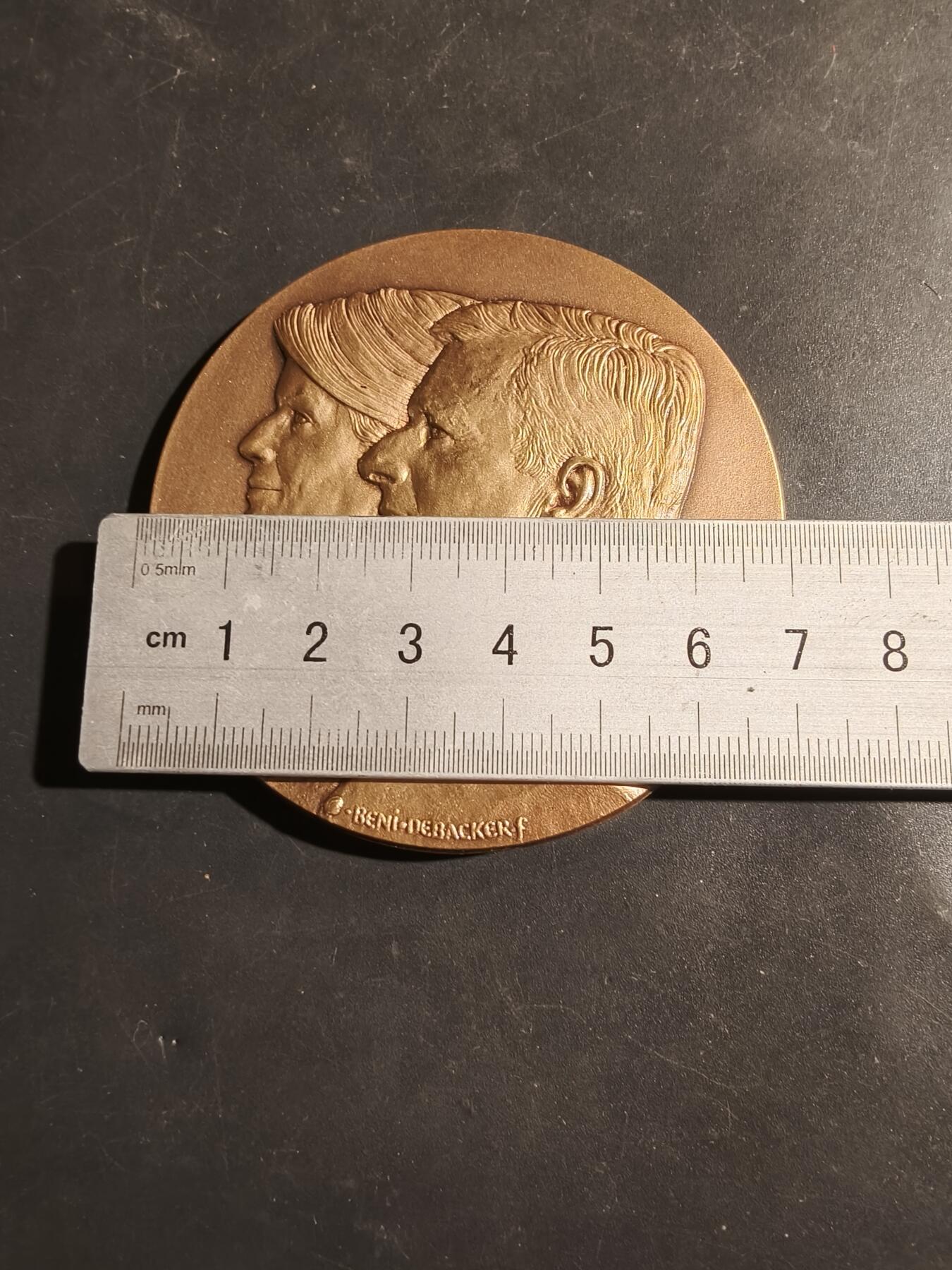 老王徽章第180期 比利时菲利普国王与玛蒂尔达王后婚礼大铜章     原盒     直径70mm     重量159.5g