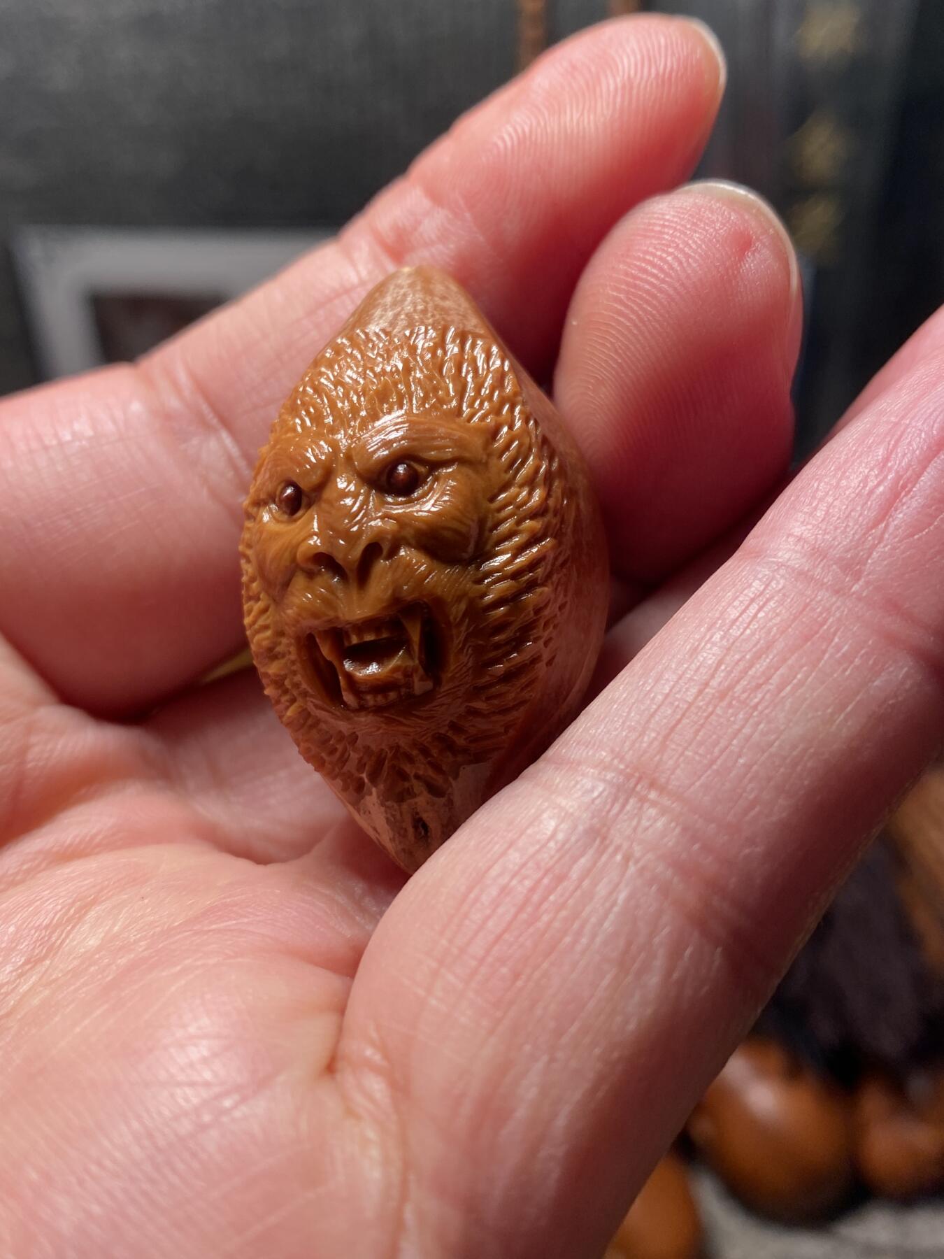 核舟记发源地苏州舟山核雕年末放漏 福利苏工核雕，纯手工雕刻齐天大圣，个性十足，等待有缘人，市场无同款，尺寸2。35x4.1喜欢的来