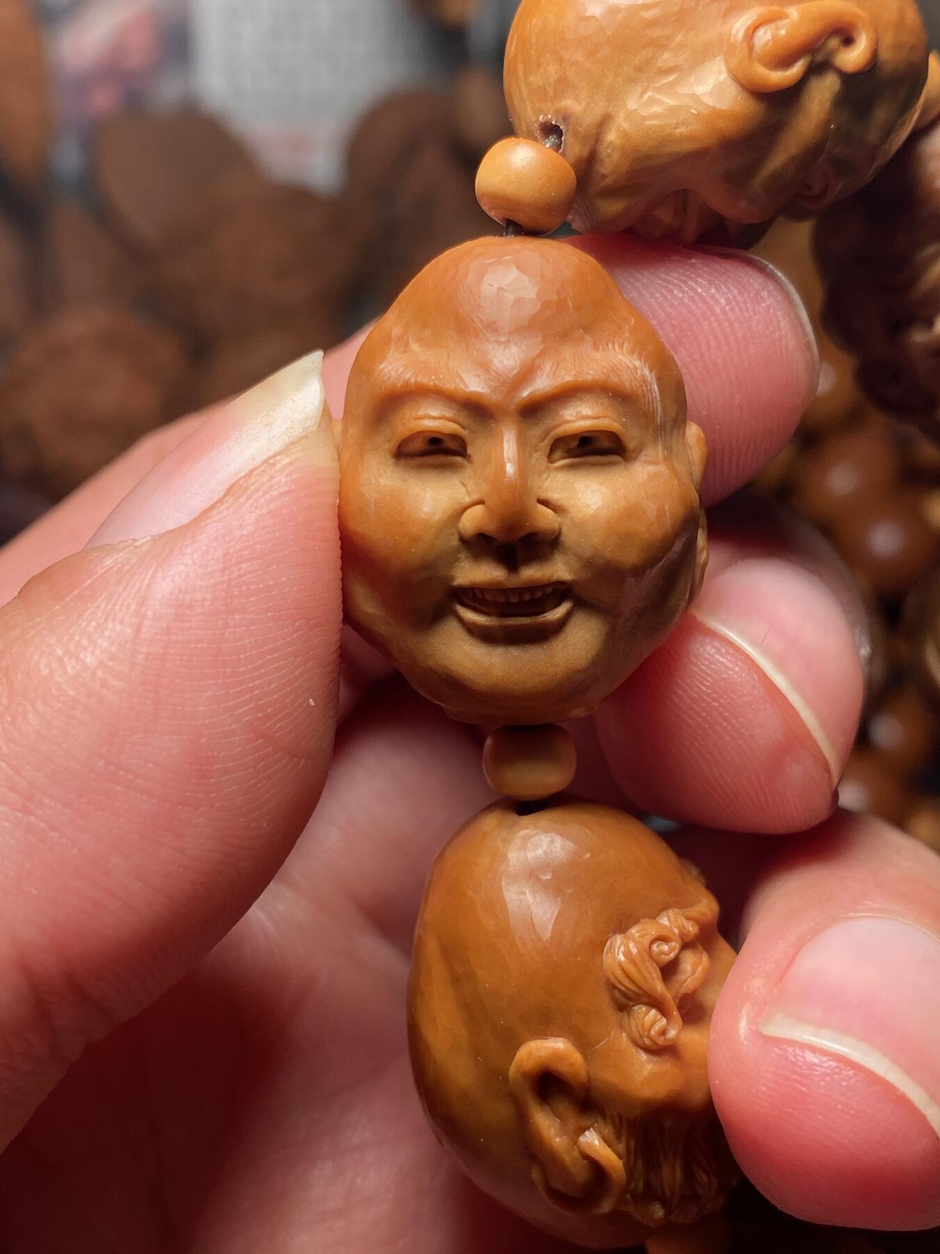 核舟记发源地苏州舟山核雕年末放漏 福利苏工核雕，纯手工雕刻,七星罗汉，个性十足，等待有缘人，市场无同款，尺寸2。15x2.6喜欢的来