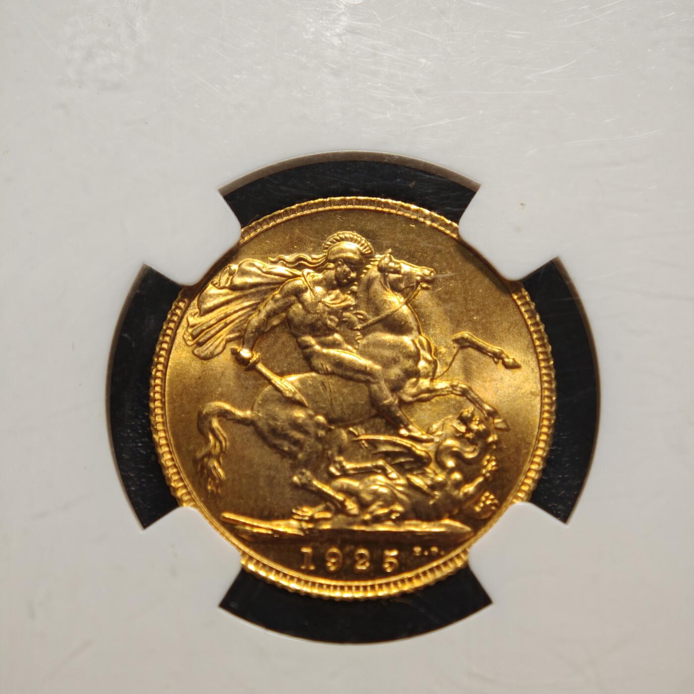 【德藏】世界币章拍卖第164期（拍品征集中~欢迎藏友联系） 1925年 英国乔治五世马剑1索维林金币，直径22毫米，重量7.99克，含金量91.7%，伦敦皇家造币厂铸造，NGC MS63 马剑金币是热门钱币收藏，1925年也是乔五马剑1索维林金币发行的最后一年，保存完好、能达到MS63品相的更少，因而市场价格高，属稀少年份之一，值得收藏和拥有。普品价格大约在‌6000-8000元，好品相或评级币能达到‌1万-1.6万元‌甚至更高，好好把握机会！