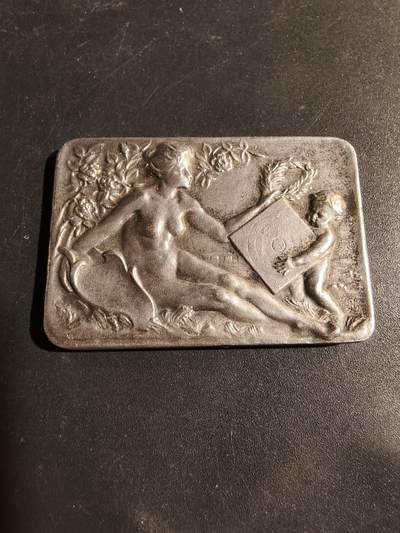 老王徽章第180期 - 法国射击协会方形镀银大铜章    小天使清凉章     尺寸41×28mm    重量20.8g