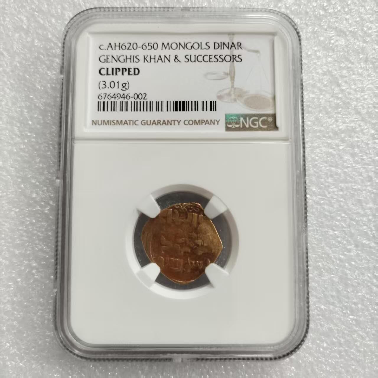瓶子🏺第228期拍卖会  NGC评级蒙古帝国成吉思汗与继承者们金币，蒙古大军西征途中，在中亚名城撒马尔罕打造，3.01克。 蒙古金币工艺一直都比较差。打制时间是大约AH620-650.这种币型在成吉思汗晚年开始打制，他去世了以后还沿用了一段时间。最早NGC直接标成吉思汗，现在为了稳妥了一点，加上了继承者们。