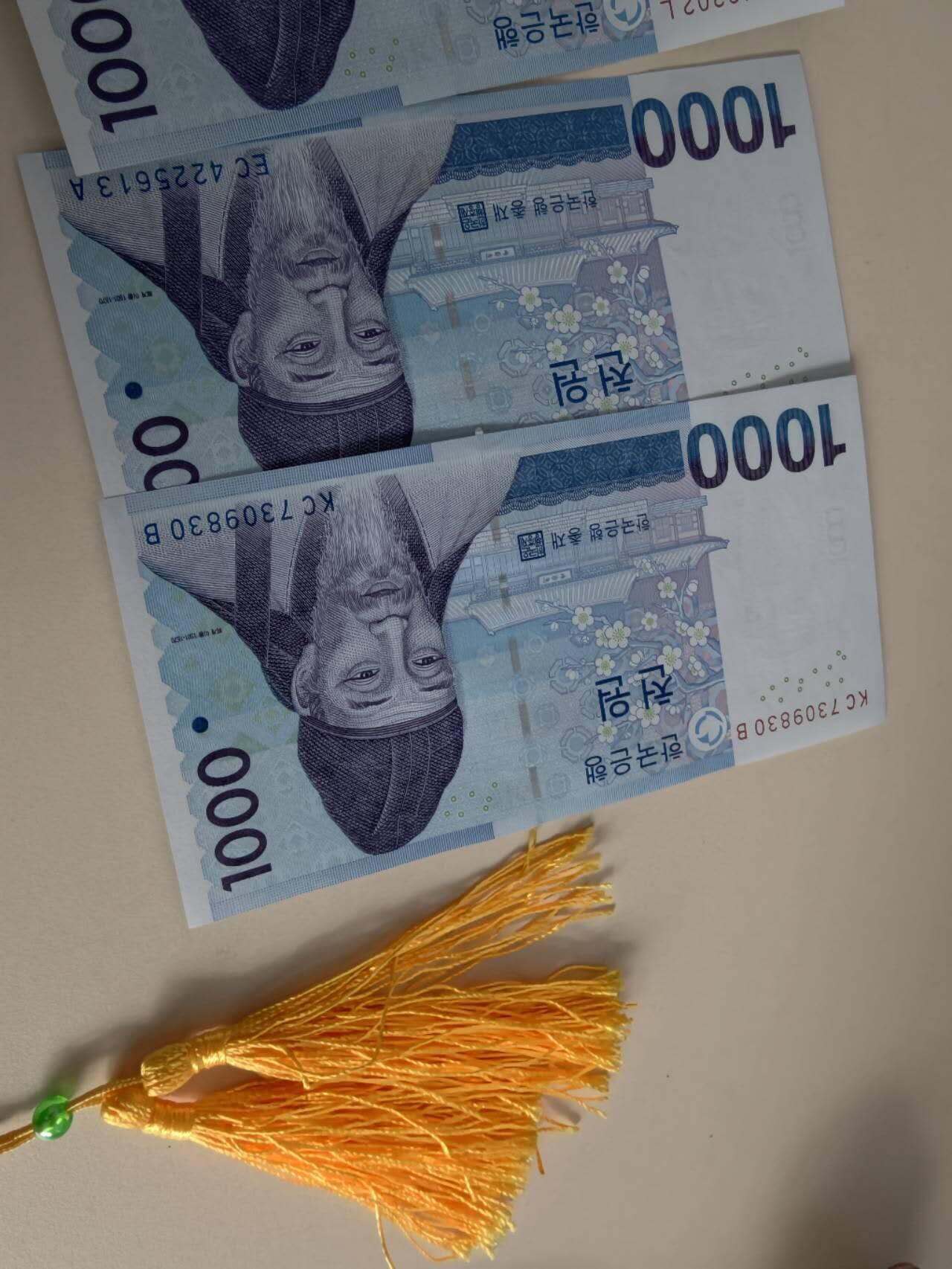 春节钱币瓷器清货捡漏拍场 韩国银行1000韩元纸币UNC 100张，有跳号，除KC和EC两张单号外，剩下98张号码是从EB*202-300，不含222