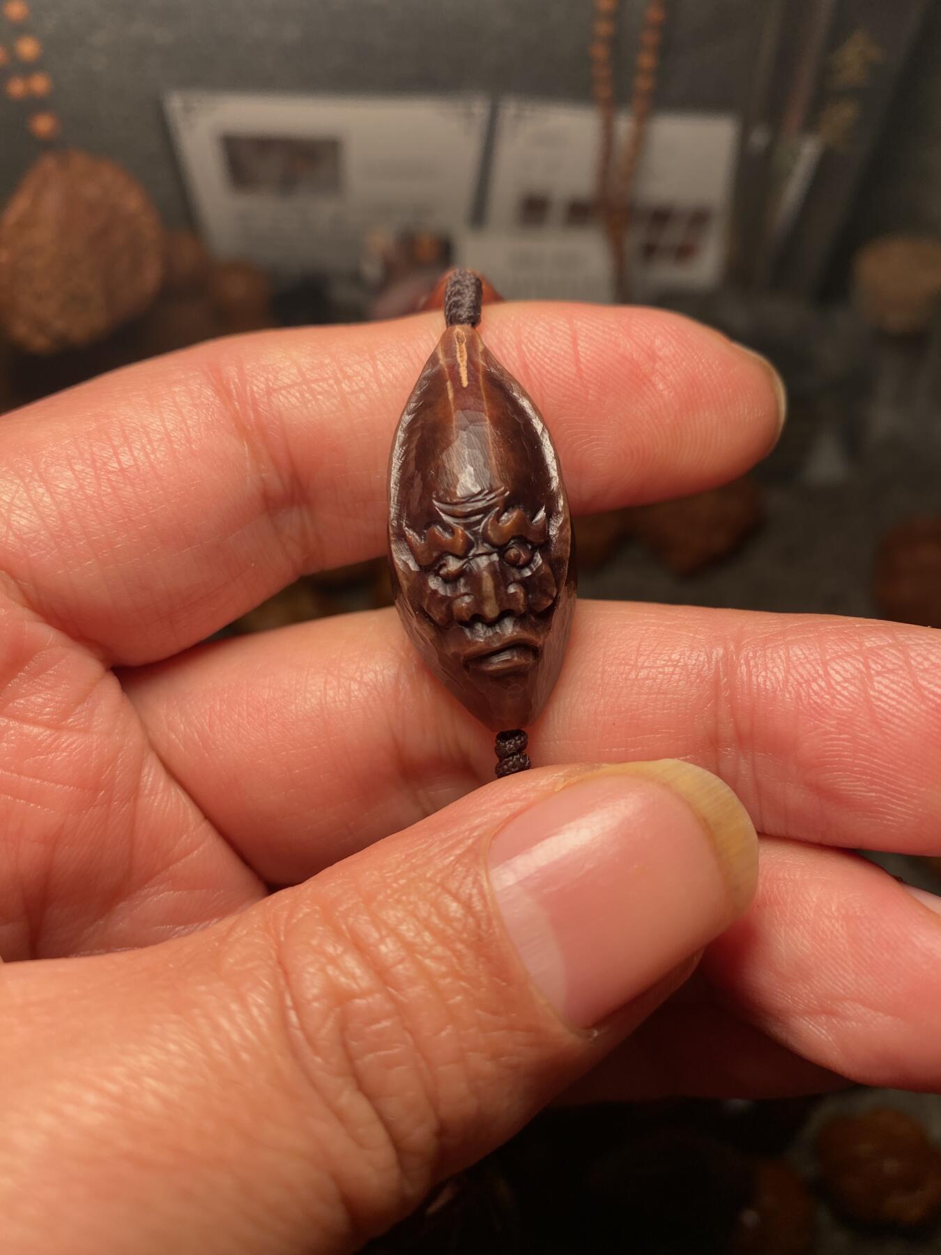 核舟记发源地苏州舟山核雕年末放漏 福利苏工核雕，纯手工雕刻王红秋老师作品，紫核大头十八罗汉，个性十足，等待有缘人，市场无同款，尺寸1。5x3.35喜欢的来