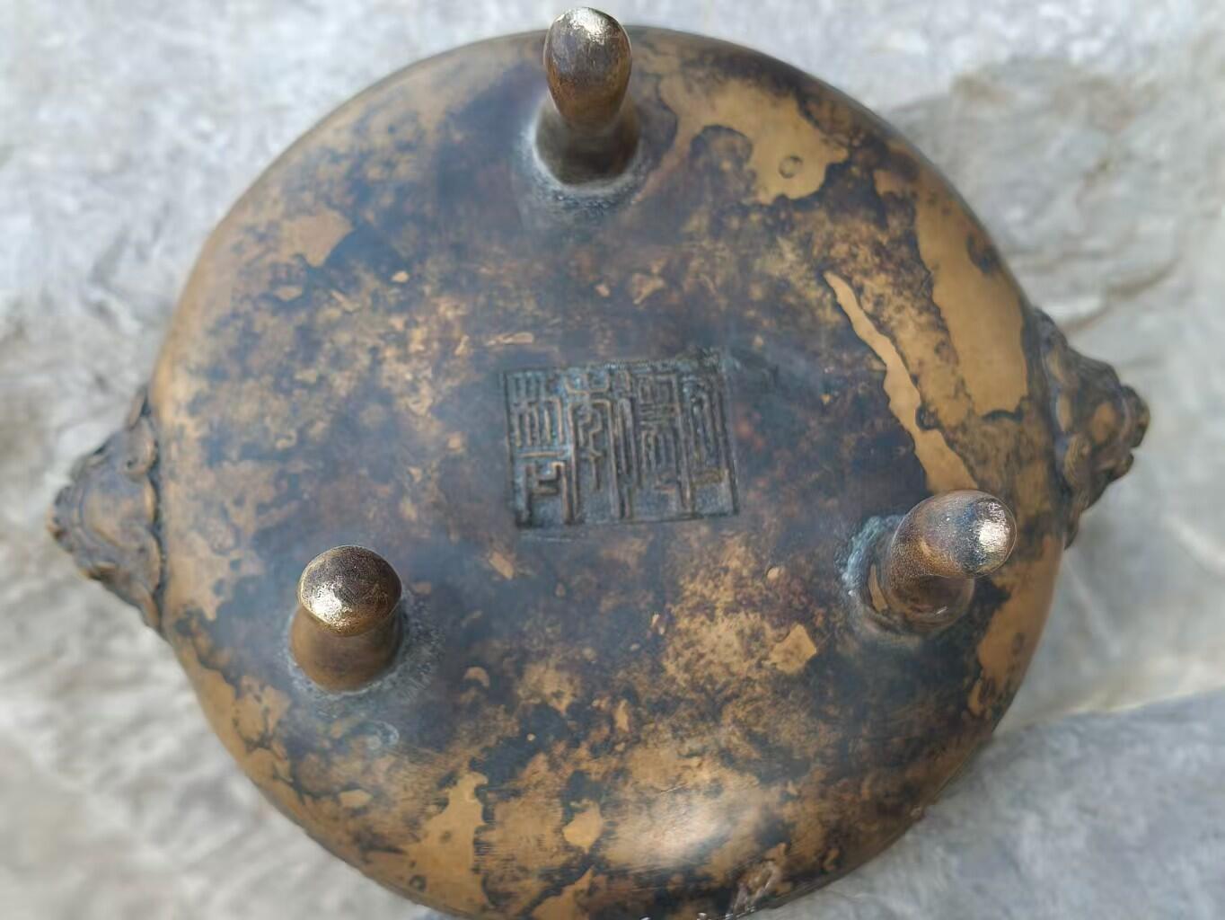 乡下拆迁淘得，清代三足兽头，松竹梅纯铜小香炉一件。包浆浑厚皮克老辣，品相一流，满工完整牢固值得拥有。 尺寸直径16口径11.5高10cm重1公斤。