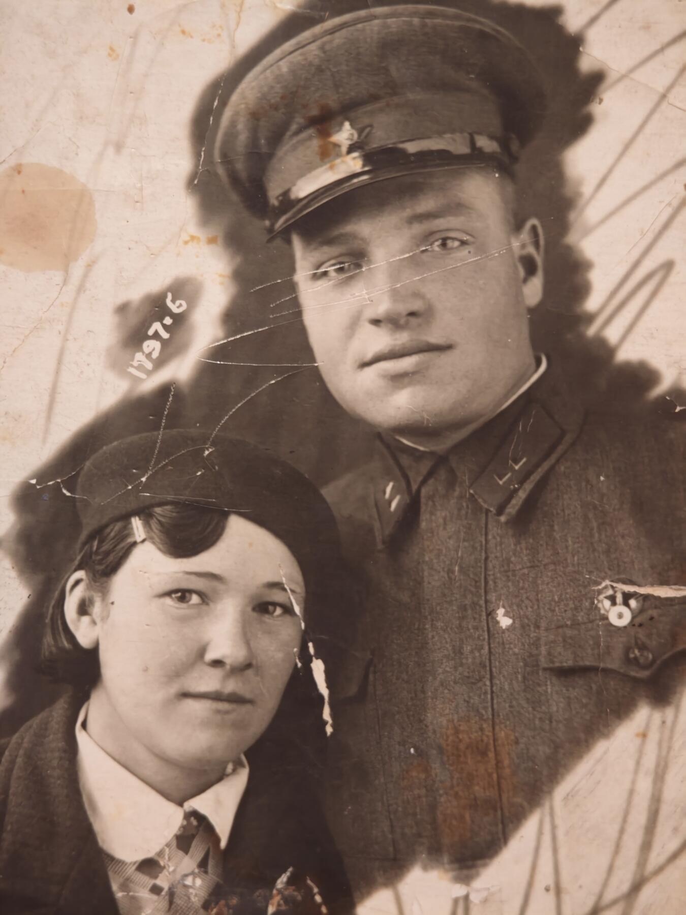 橙子收藏(照片专场)第三期 1937年6月拍摄的苏联军人与恋人合影照，属于大清洗与卫国战争爆发前夜的民间影像遗存。