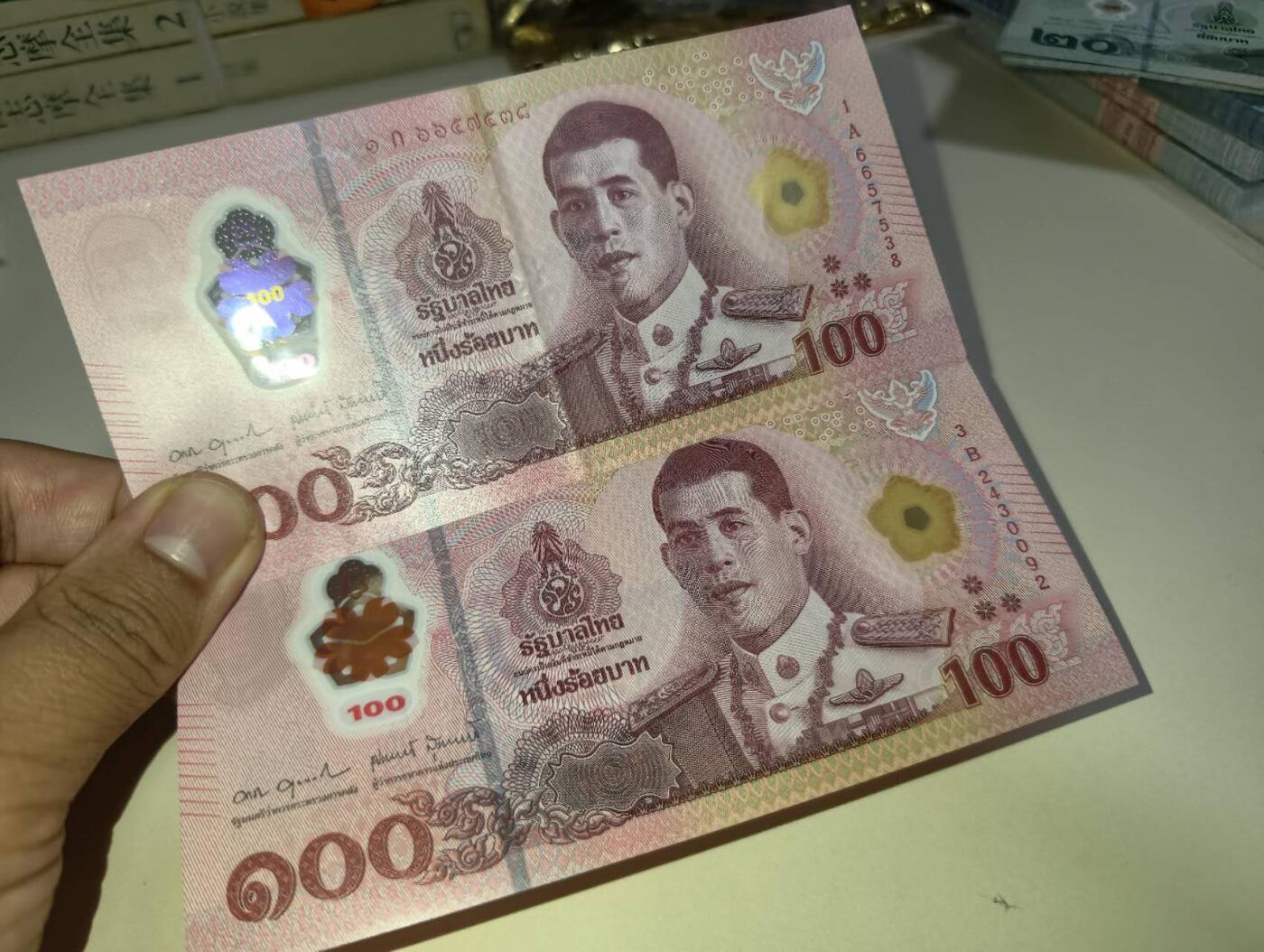 春节钱币瓷器清货捡漏拍场 泰国新版100铢塑料钞两张 一张有折痕，一张很新