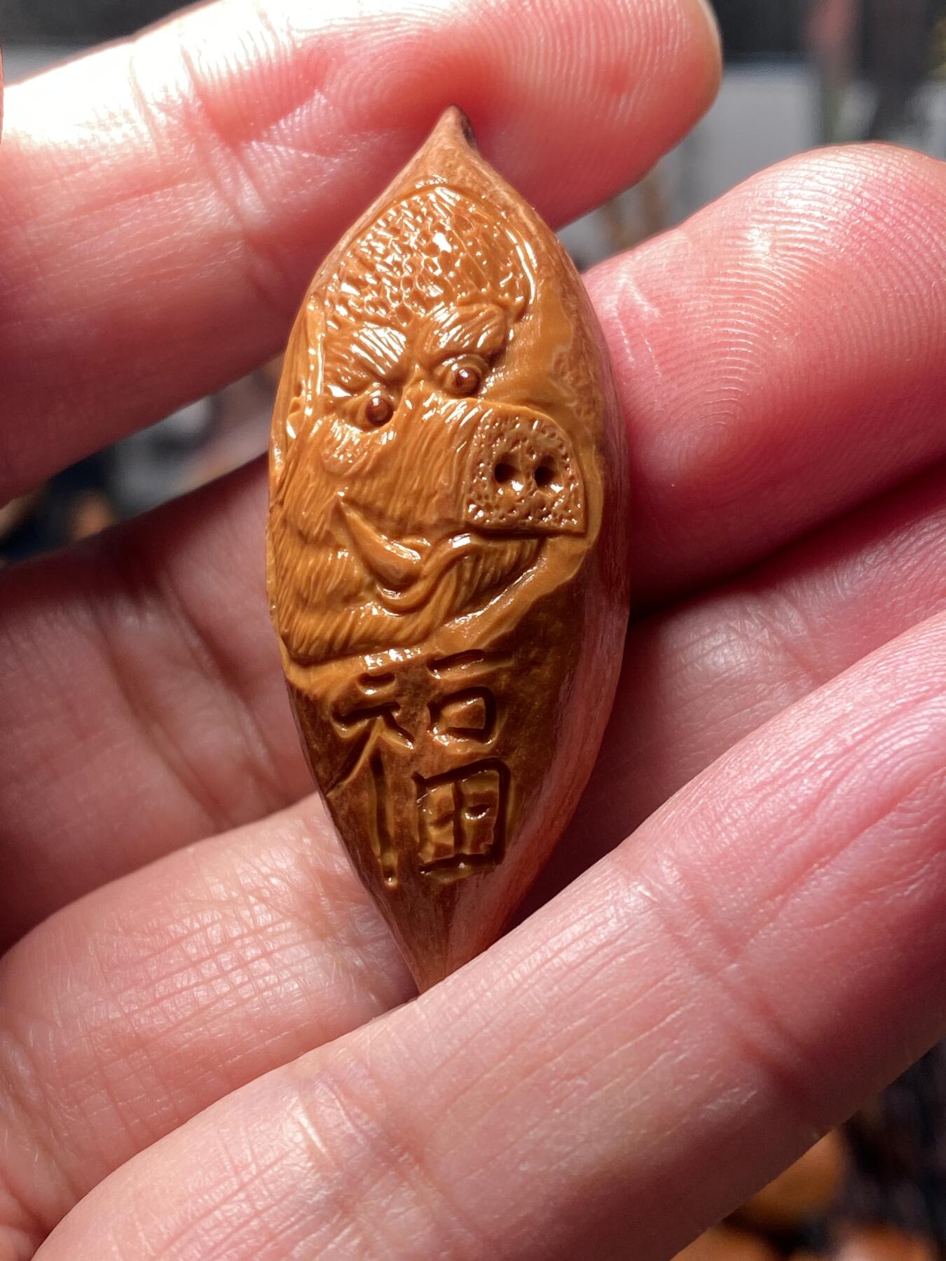 核舟记发源地苏州舟山核雕年末放漏 福利苏工核雕，纯手工雕刻二花福小猪，个性十足，等待有缘人，市场无同款，尺寸1。75x4.6喜欢的来