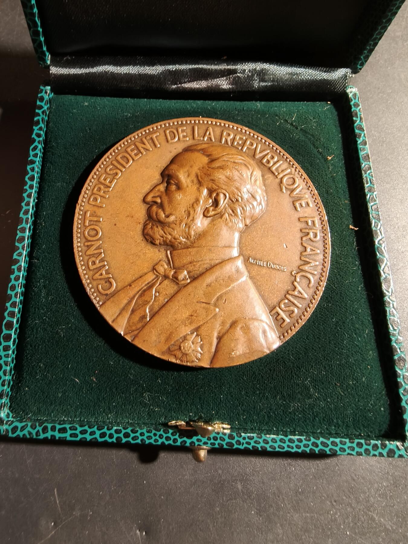 老王徽章第180期 法国卡尔诺就职总统大铜章    原盒    阿尔菲杜布瓦作品    直径68mm    重量158g