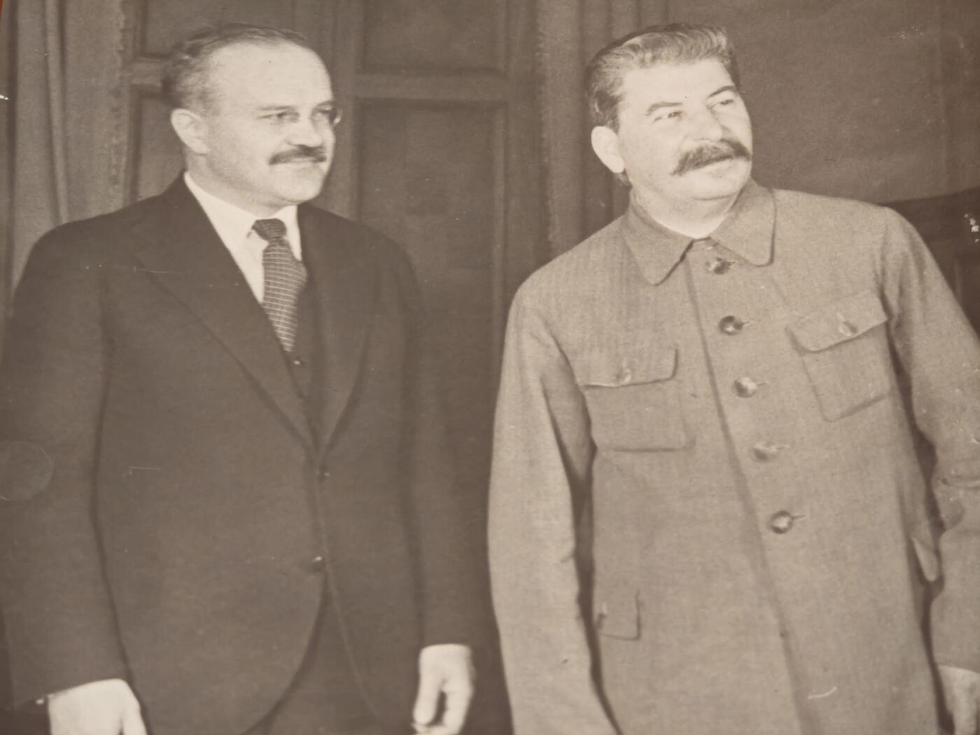 橙子收藏(照片专场)第三期 1935年斯大林与季米特洛夫克里姆林宫官方合影，记录了苏联最高领导人斯大林与共产国际总书记季米特洛夫的合影，属于大清洗与共产国际活跃时期的历史影像遗存。