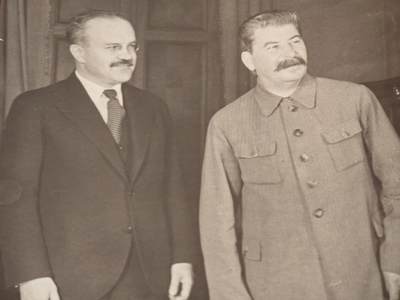 橙子收藏(照片专场)第三期 - 1935年斯大林与季米特洛夫克里姆林宫官方合影，记录了苏联最高领导人斯大林与共产国际总书记季米特洛夫的合影，属于大清洗与共产国际活跃时期的历史影像遗存。