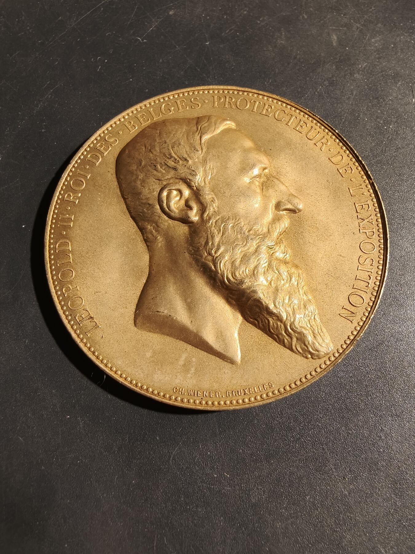 老王徽章第180期 比利时1885年安特卫普世界博览会镀金大铜章     原盒      直径60mm      重量90.2g